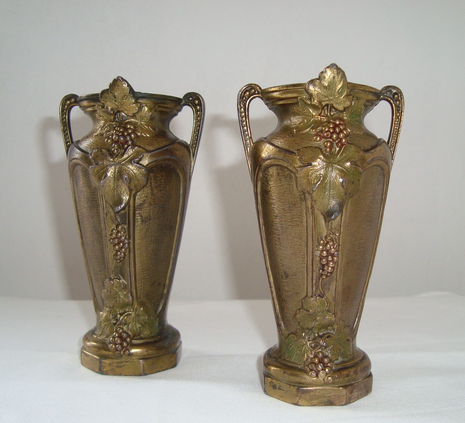 Paire de petits vases en fonte motifs raisins vignes france vintage art nouveau