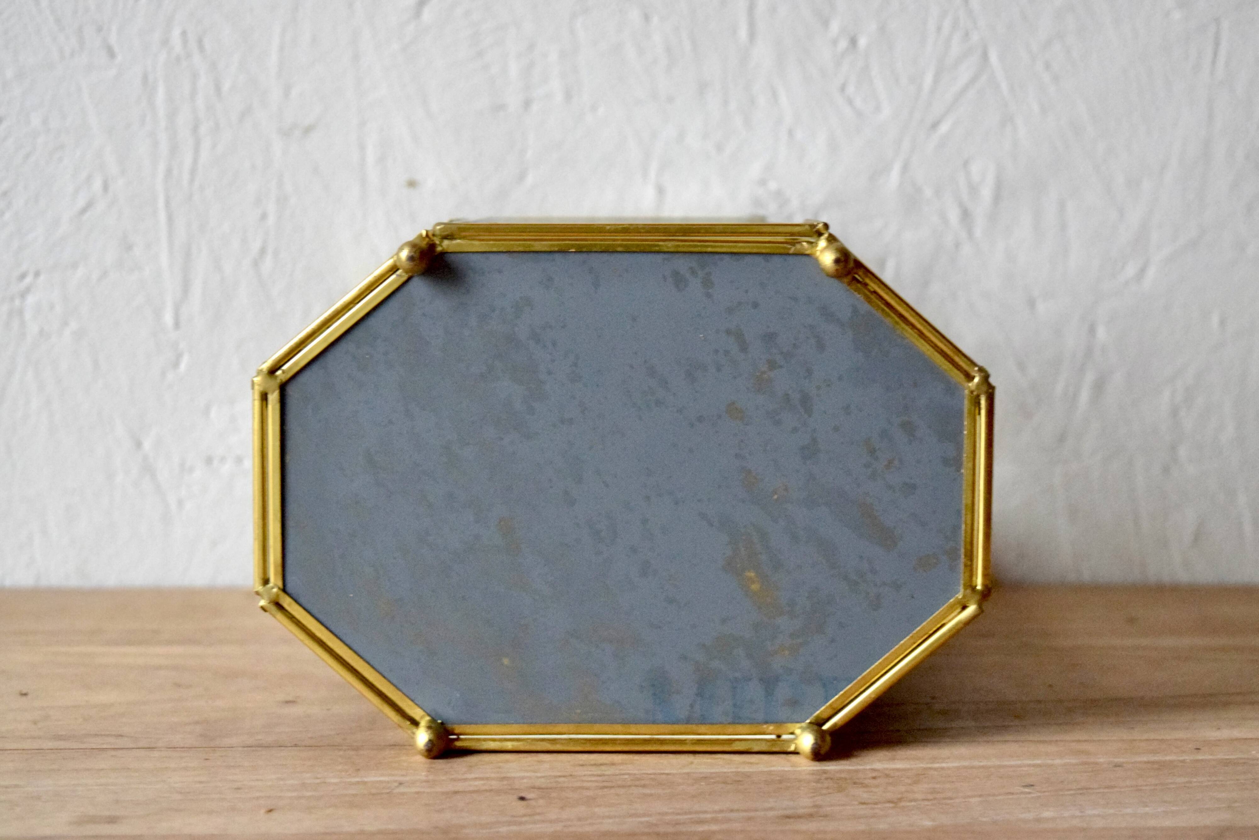 Small vintage octagonal display case in transparent glass, mirror glass and brass - jewelry display