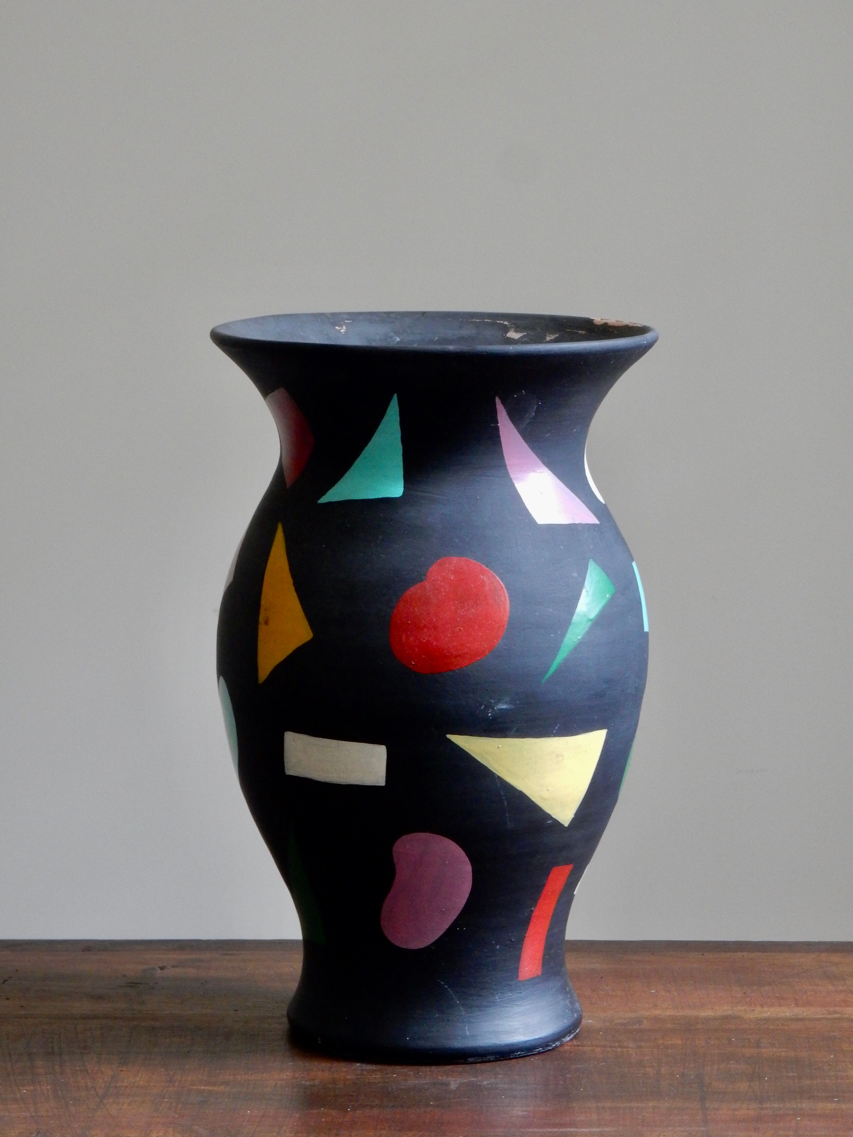 Vase en terre cuite peinte en noire aux motifs gommettes