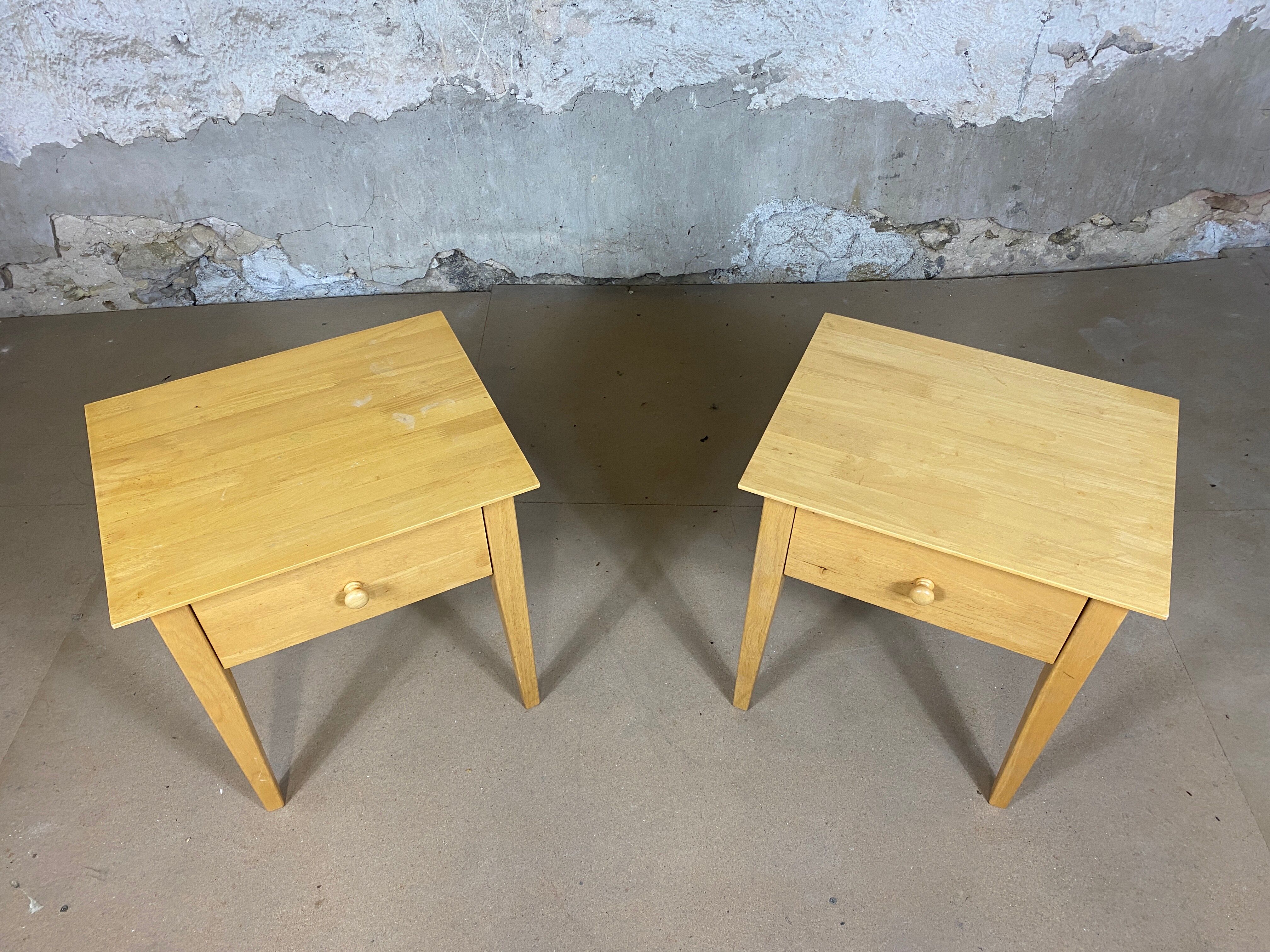 Paire de chevets en bois clair
