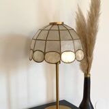 Lampe avec un abat-jour ancien en nacre bi-color et un pied doré