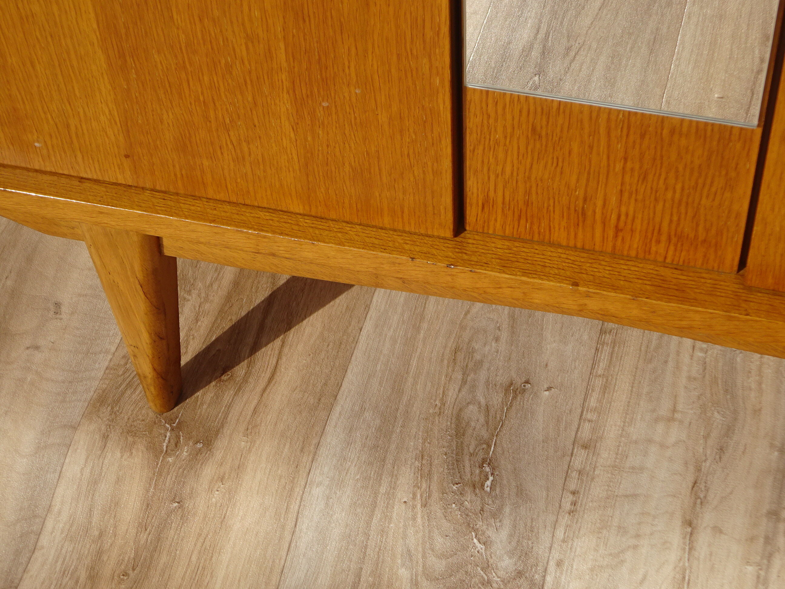 Armoire vintage, pieds compas