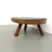 Table basse brutaliste en teck massif, slab monolithique, piètement tripode