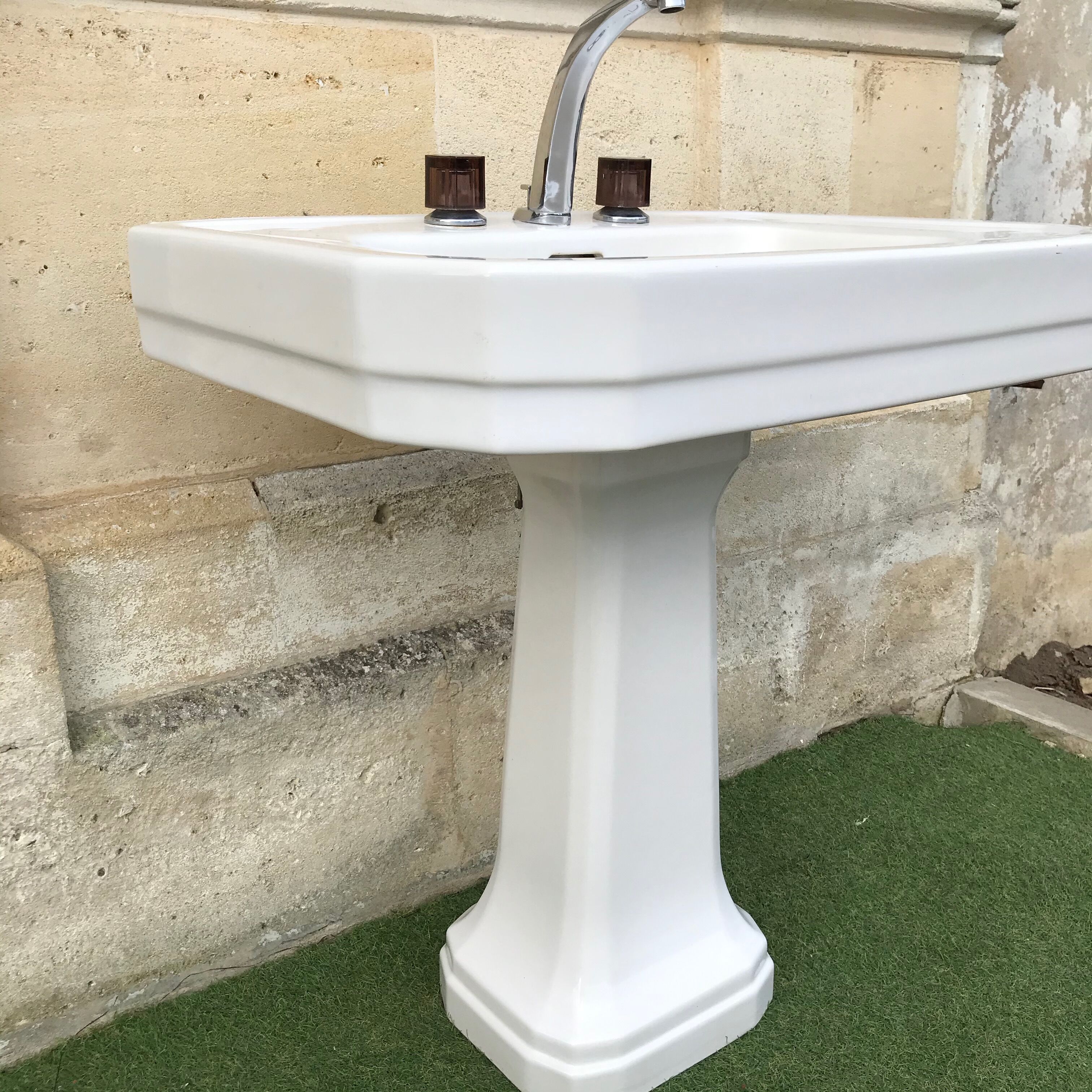 Art deco sink made of earthenware