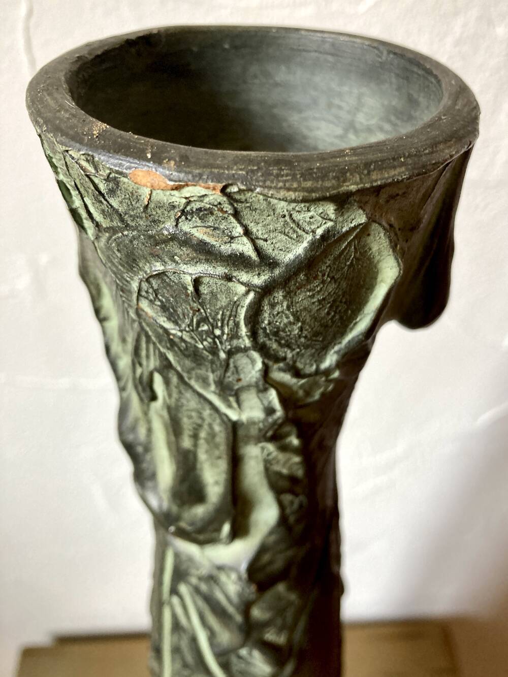 Vase longiligne à décor stylisé brutaliste, dans le goût de Ballesti