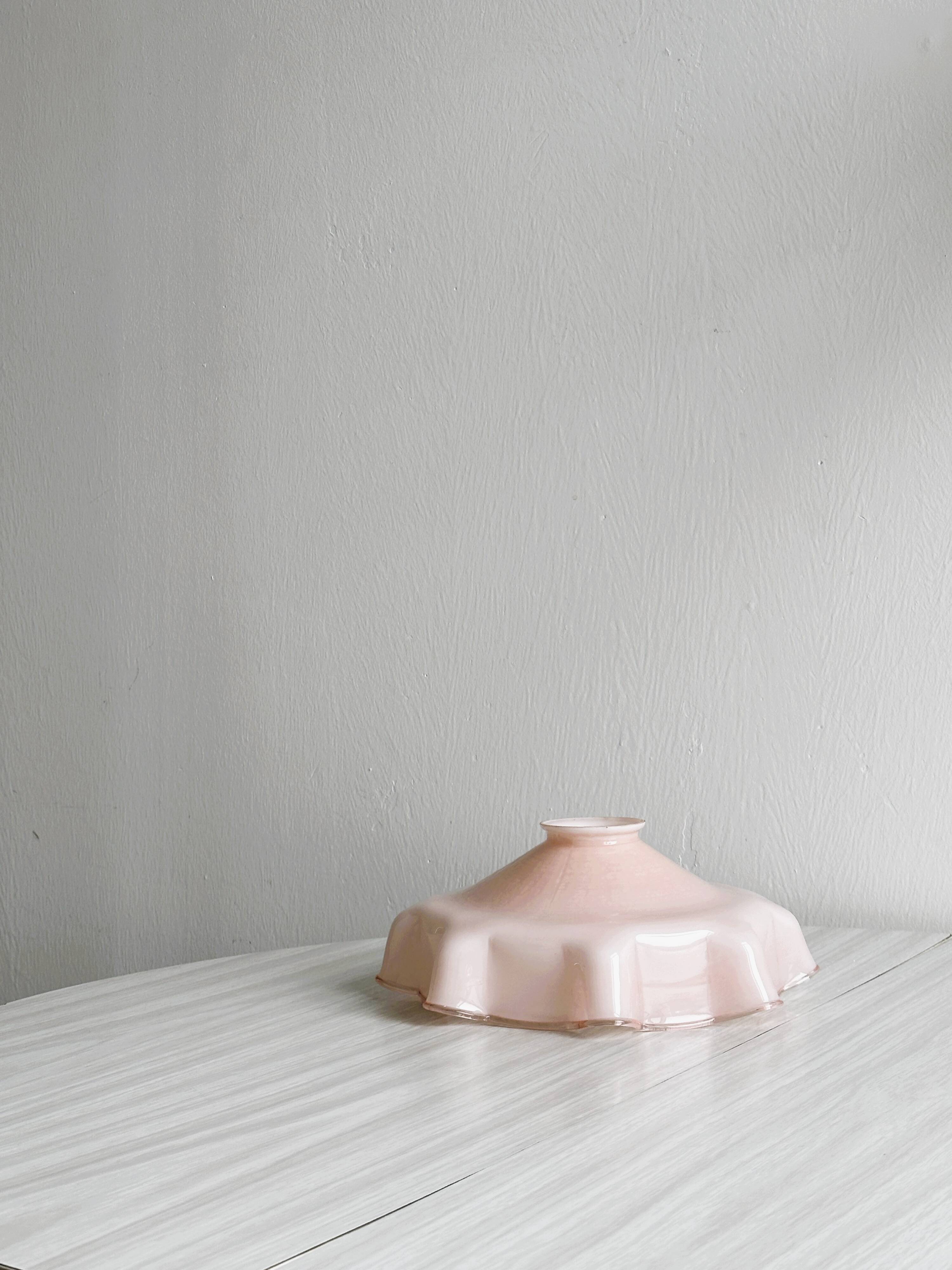 Abat-jour vintage en opaline rose pâle