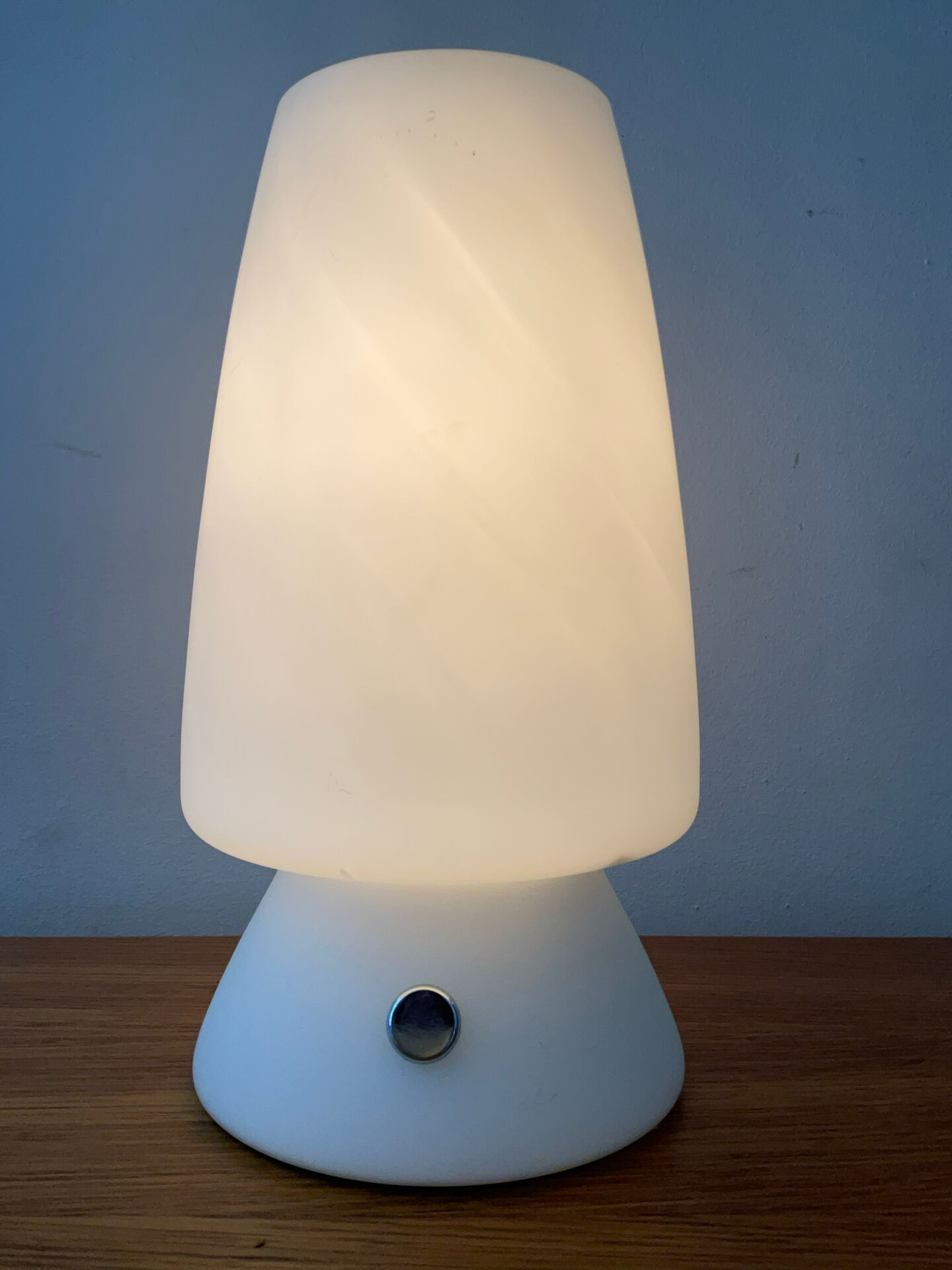Small touch lamp in opaline from the 1980s.