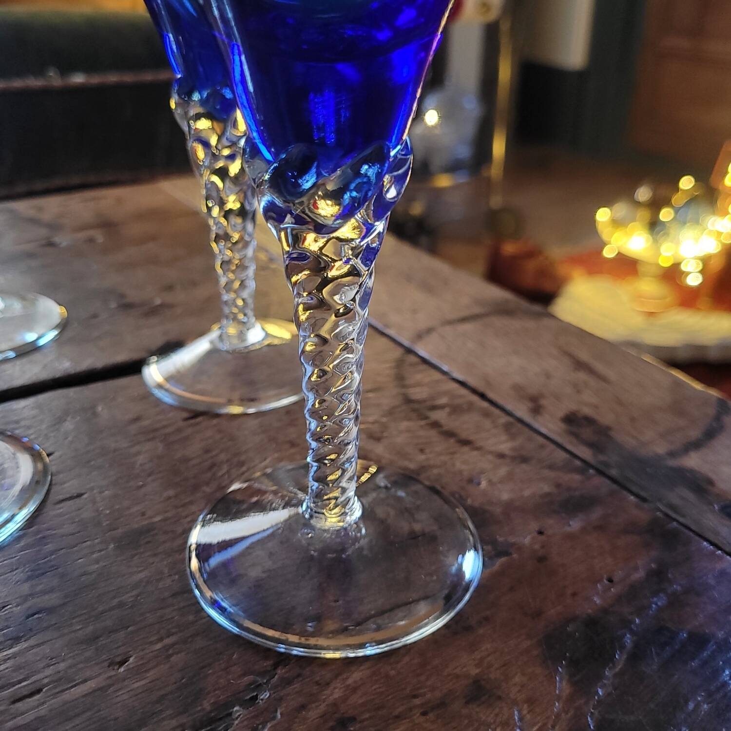 6 verres à pied d'art, bleu cobalt émaillé et doré
