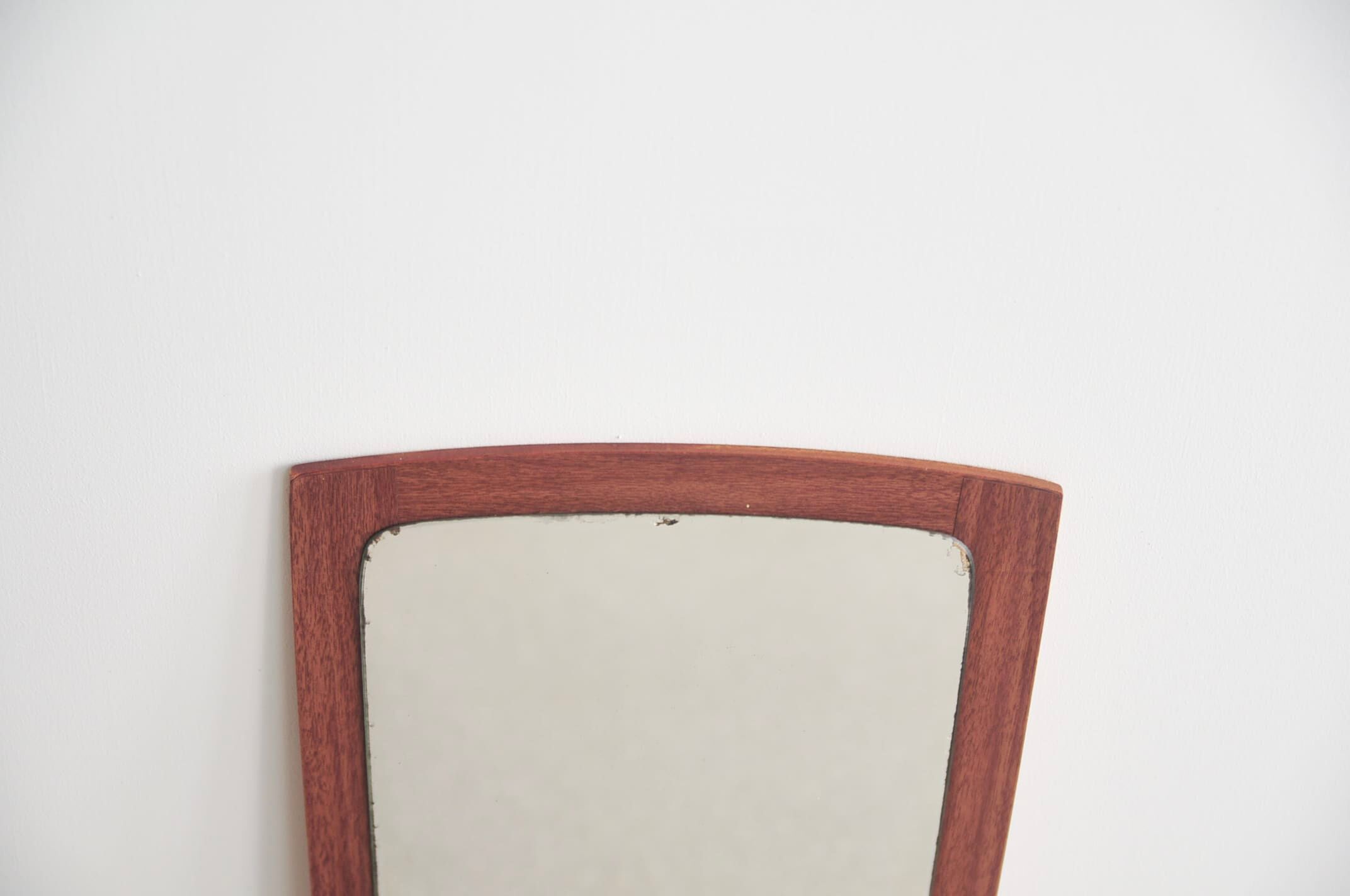 Miroir en bois conique