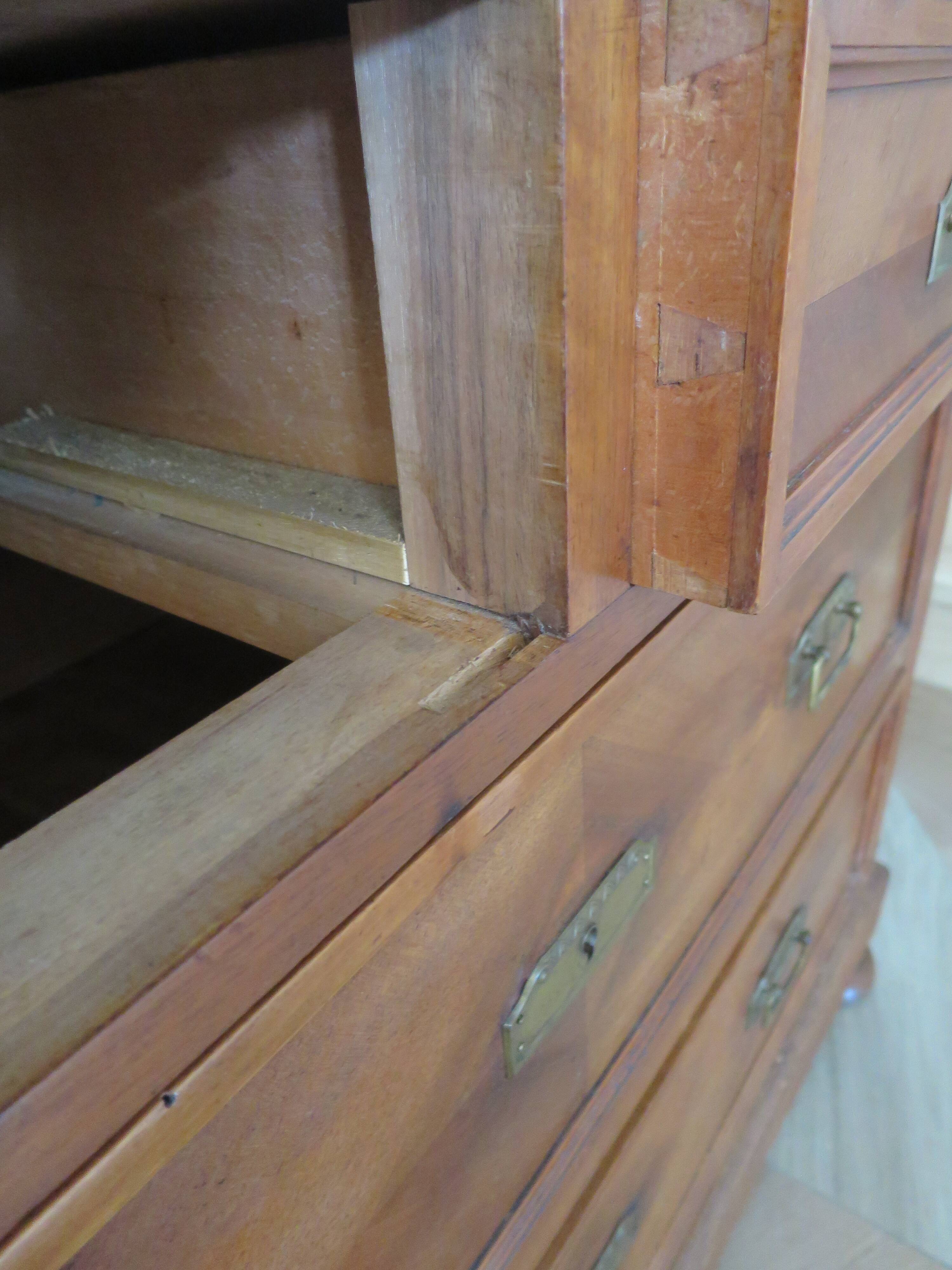 Louis Philippe style chest of drawers with 4 drawers in solid walnut and marble, 1900-1950.