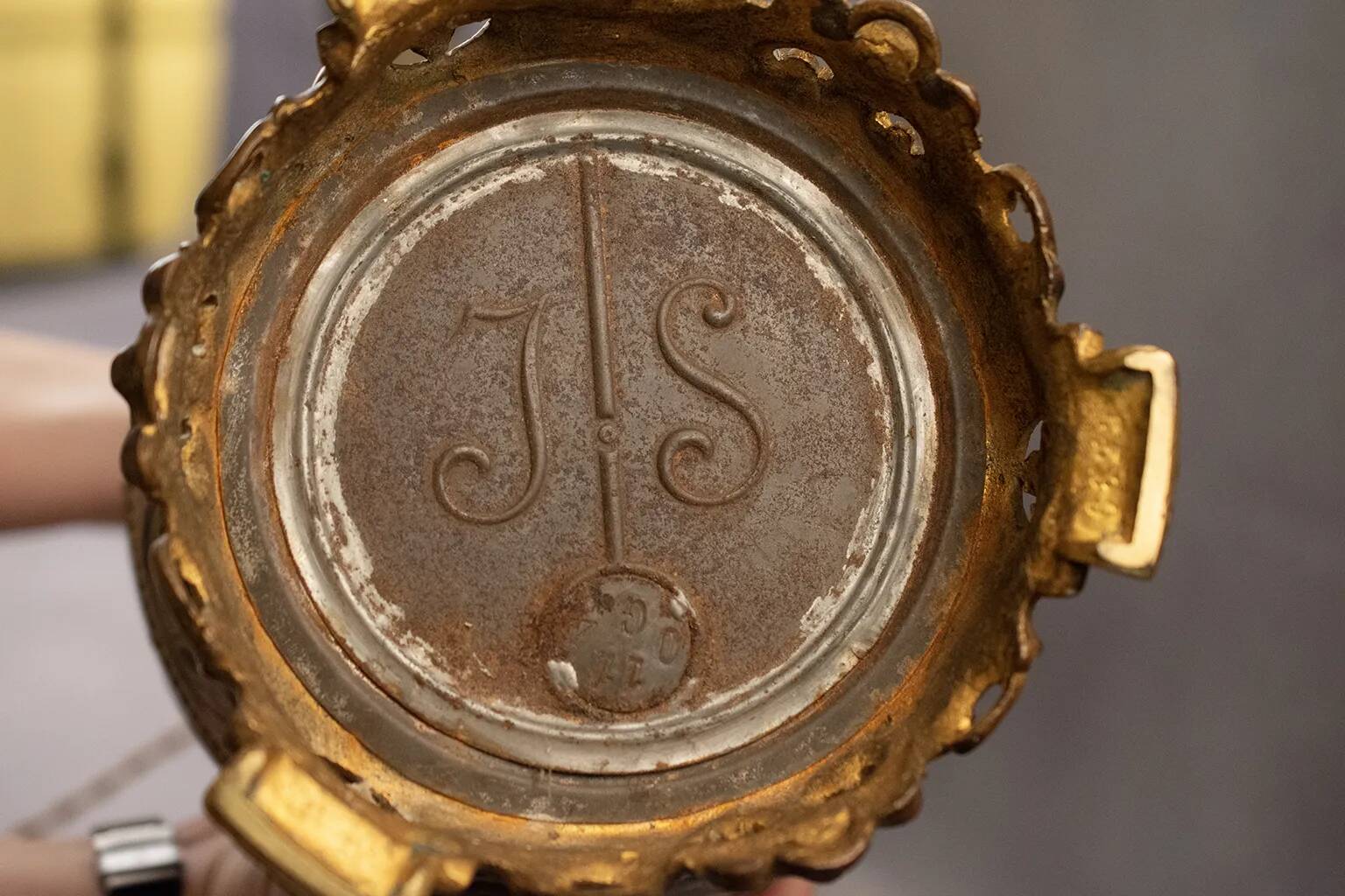 Paire de vases Longwy montés en lampe avec monture en bronze doré, fin XIXe
