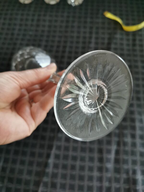 Verres à pied. Verre en cristal. 5 verres.