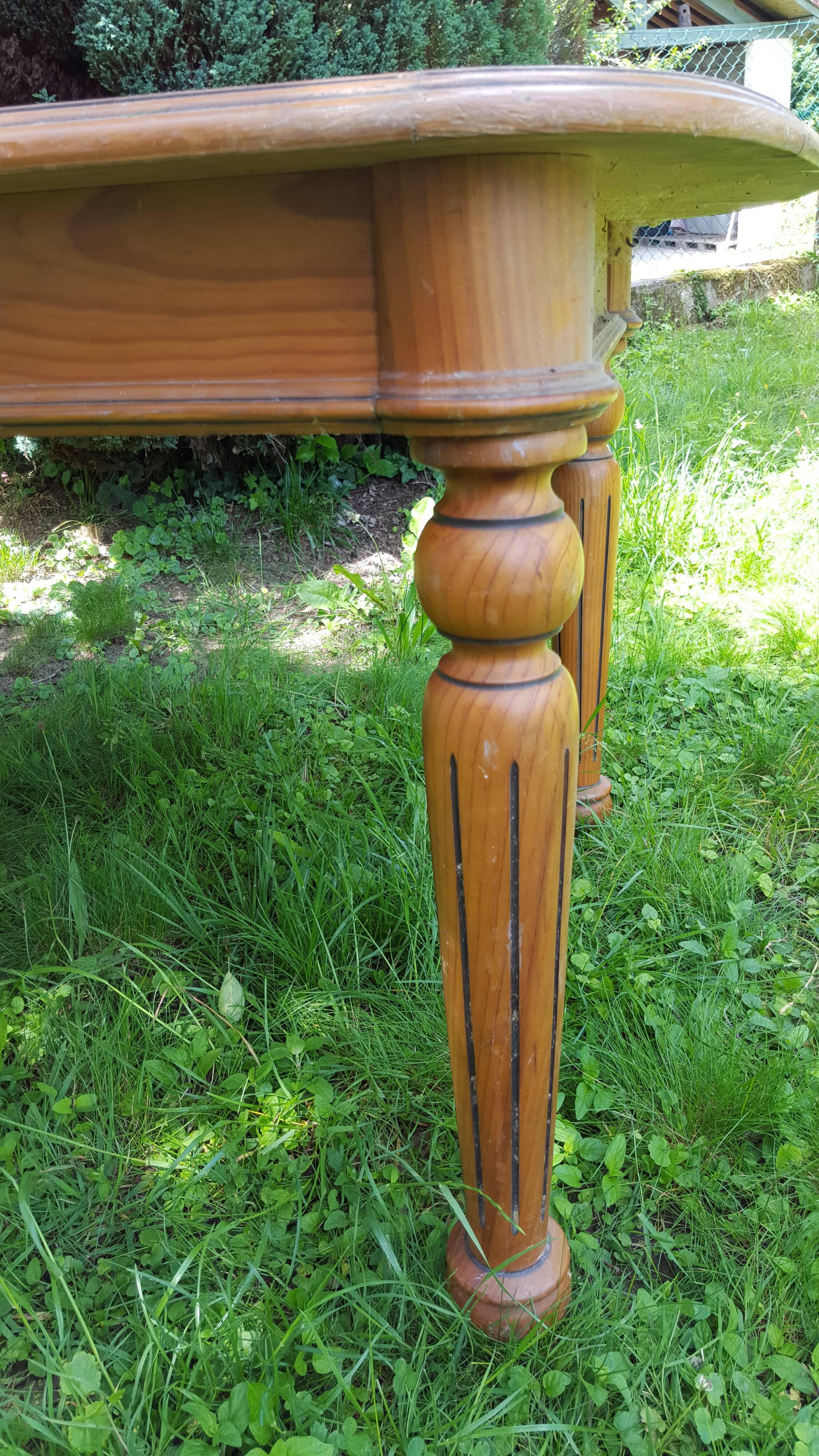 Country table fluted feet and turned