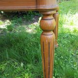 Country table fluted feet and turned
