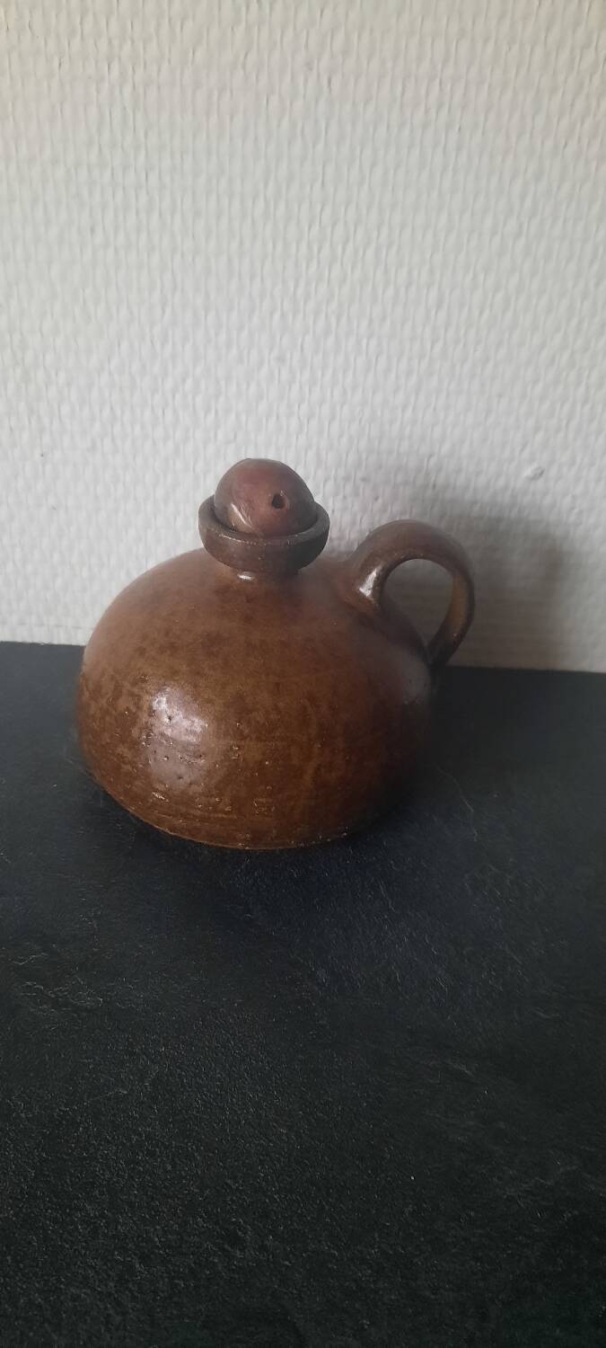 Carafe en céramique marron