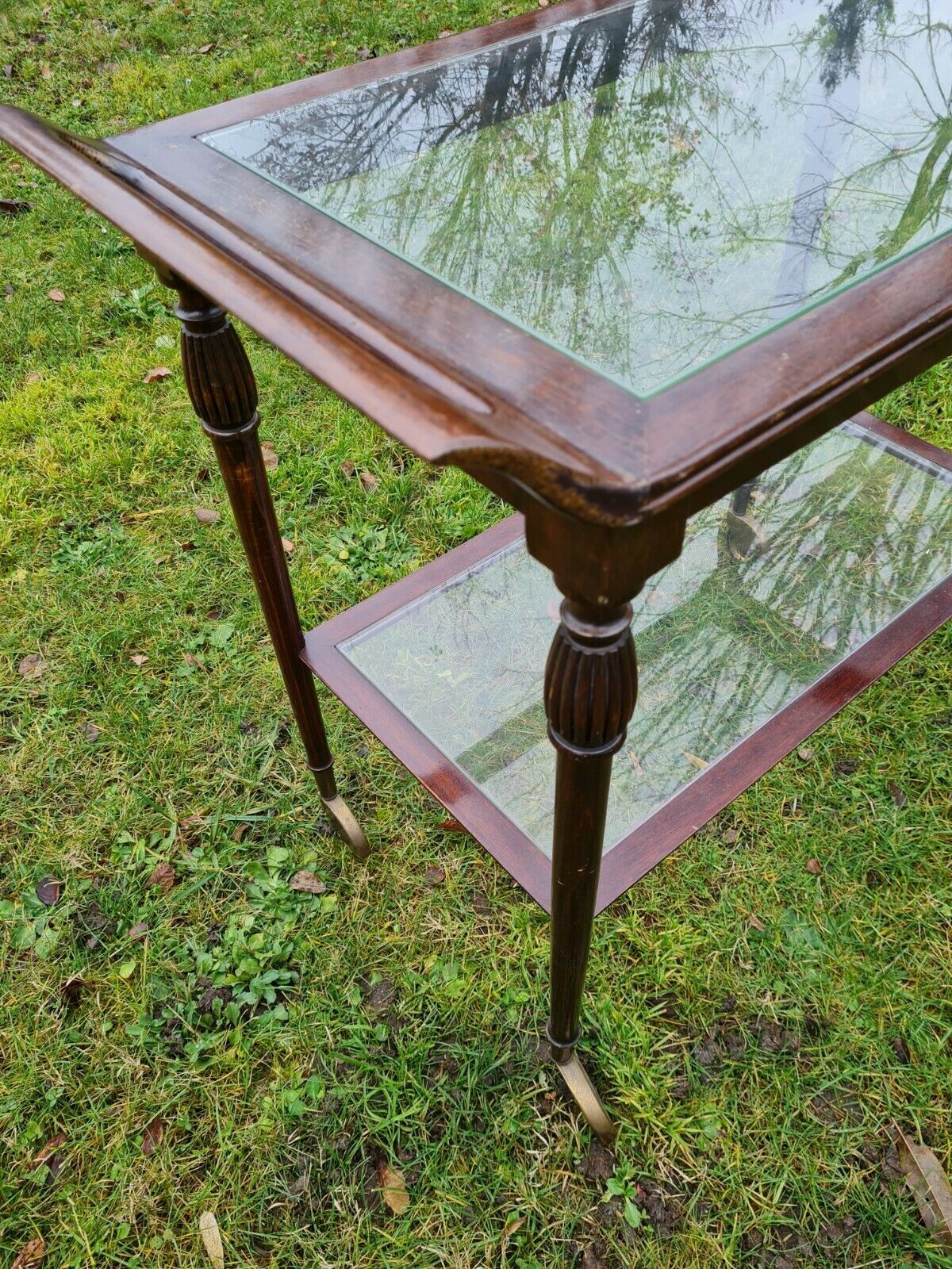 Serving on wooden and glass wheels