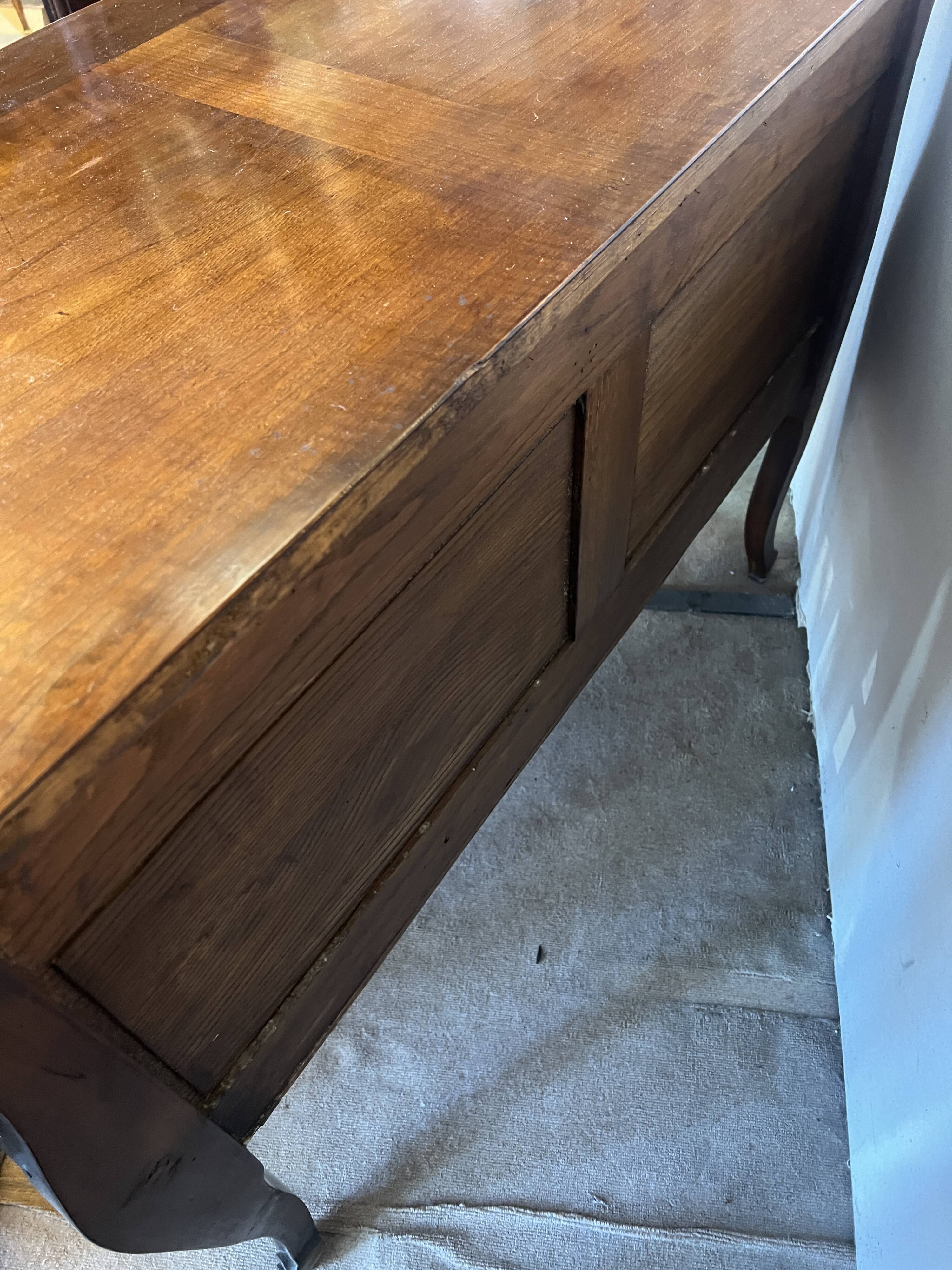 Commode de style louis XV , bois naturel