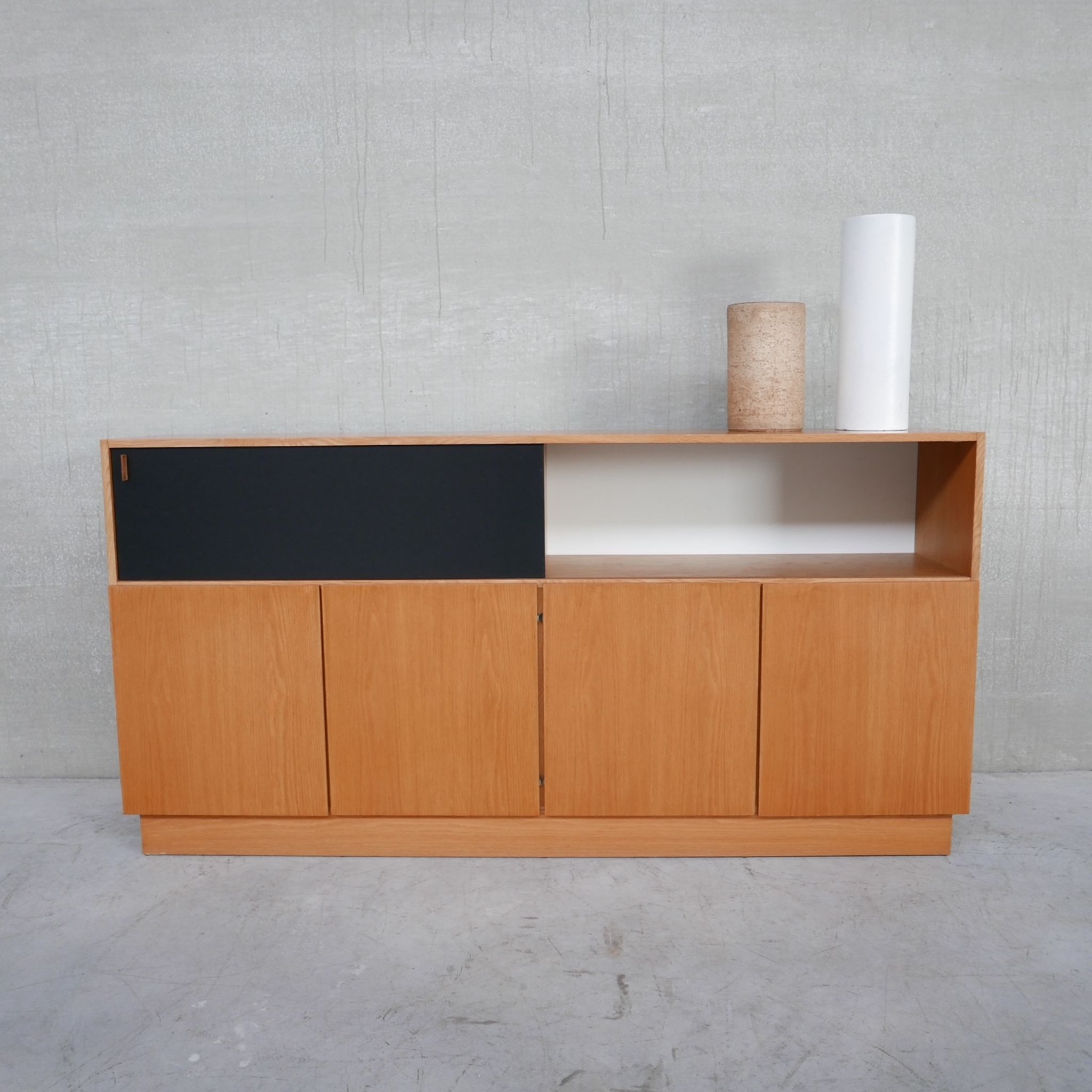 Buffet moderniste du milieu du siècle De Coene