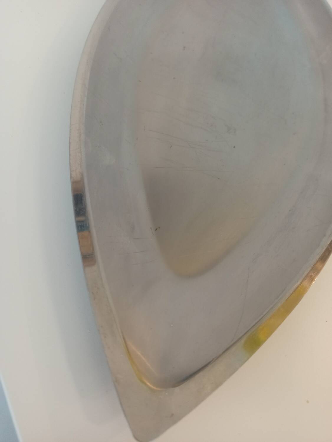 Oval serving dish in solid 18-10 stainless steel. Guy Degrenne