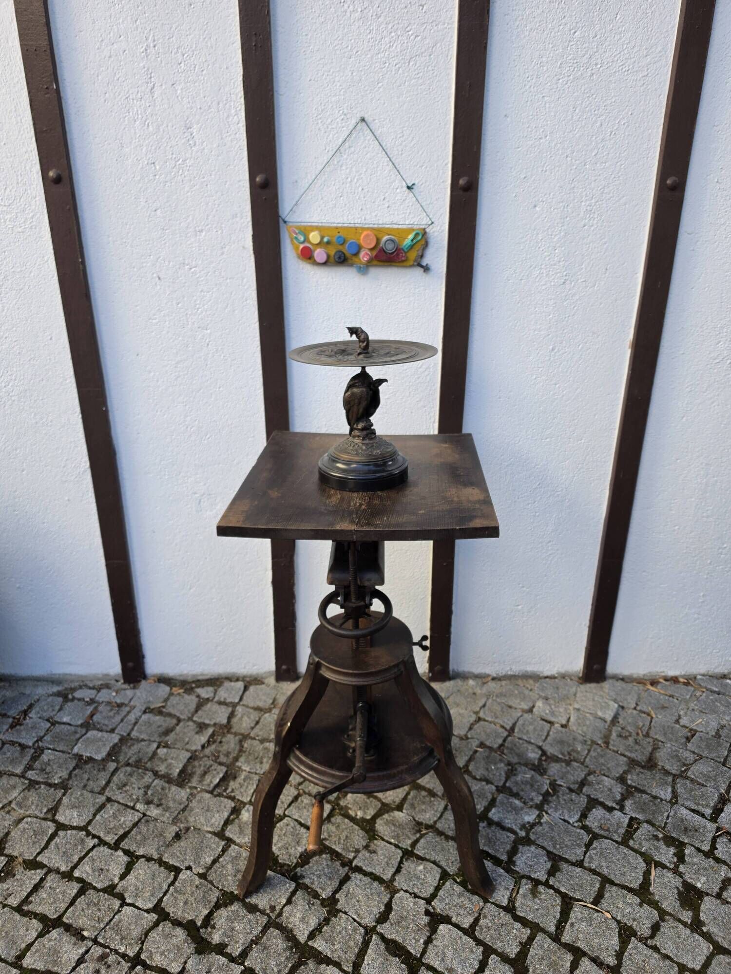 Sculpture stand, photographic camera tripod