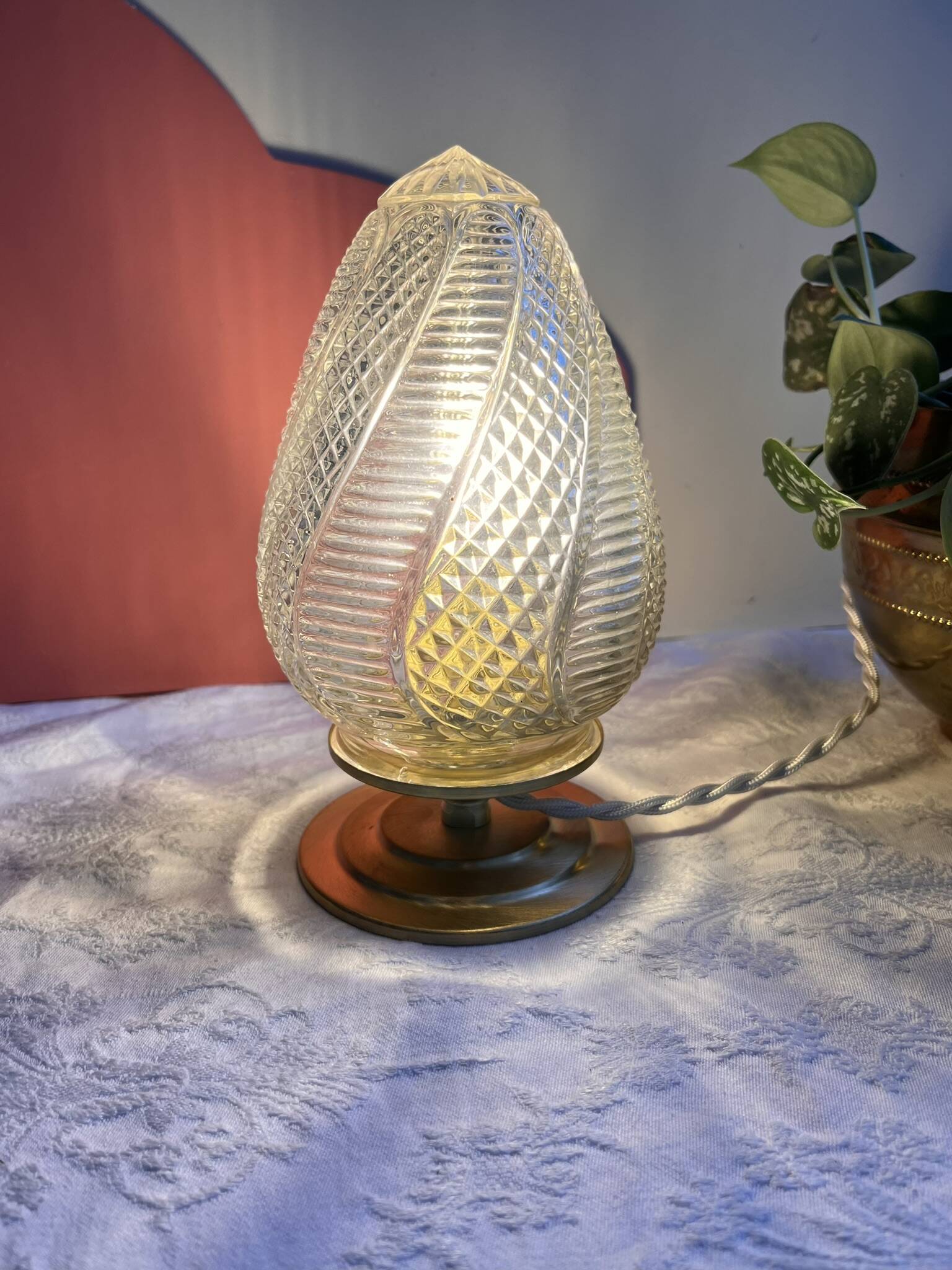 Vintage table lamp in chiseled glass - ogive glass globe