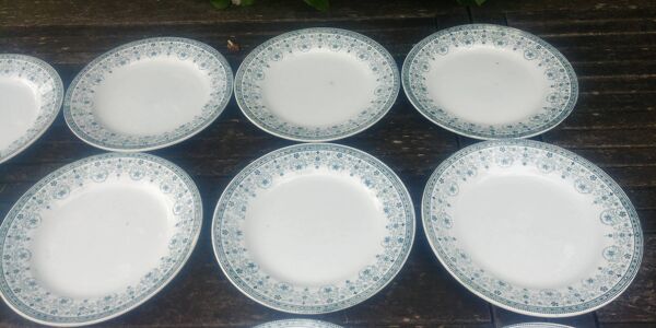 Lot de douze assiettes plates en terre de fer de la faïencerie Moulin des L