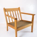 Easy chair in oak red wool fabric designed by Hans J. Wegner and manufactured by Getama in the 1960s