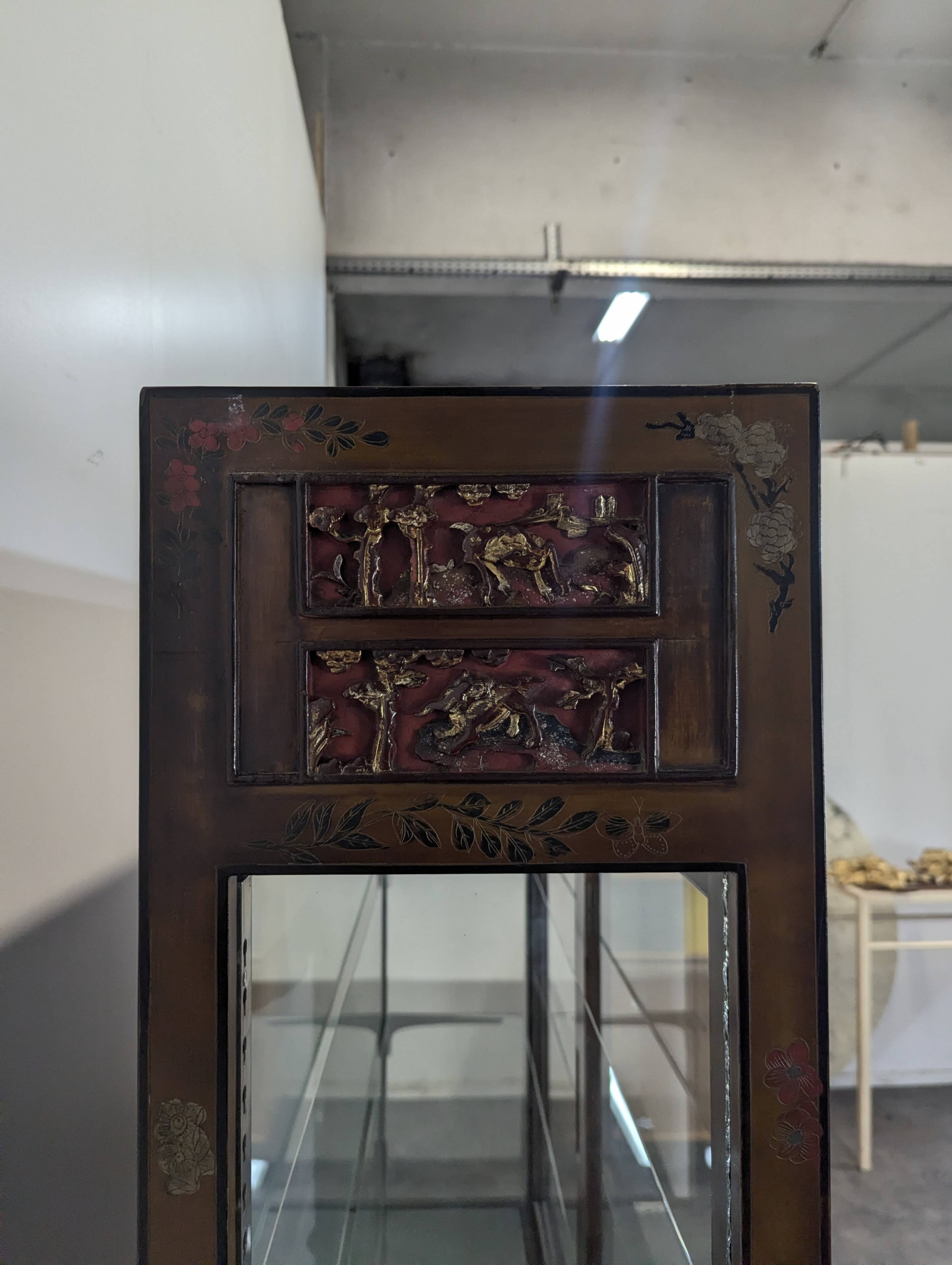 Vitrine cabinet chinois richement sculpté du début XXème