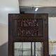 Vitrine cabinet chinois richement sculpté du début XXème