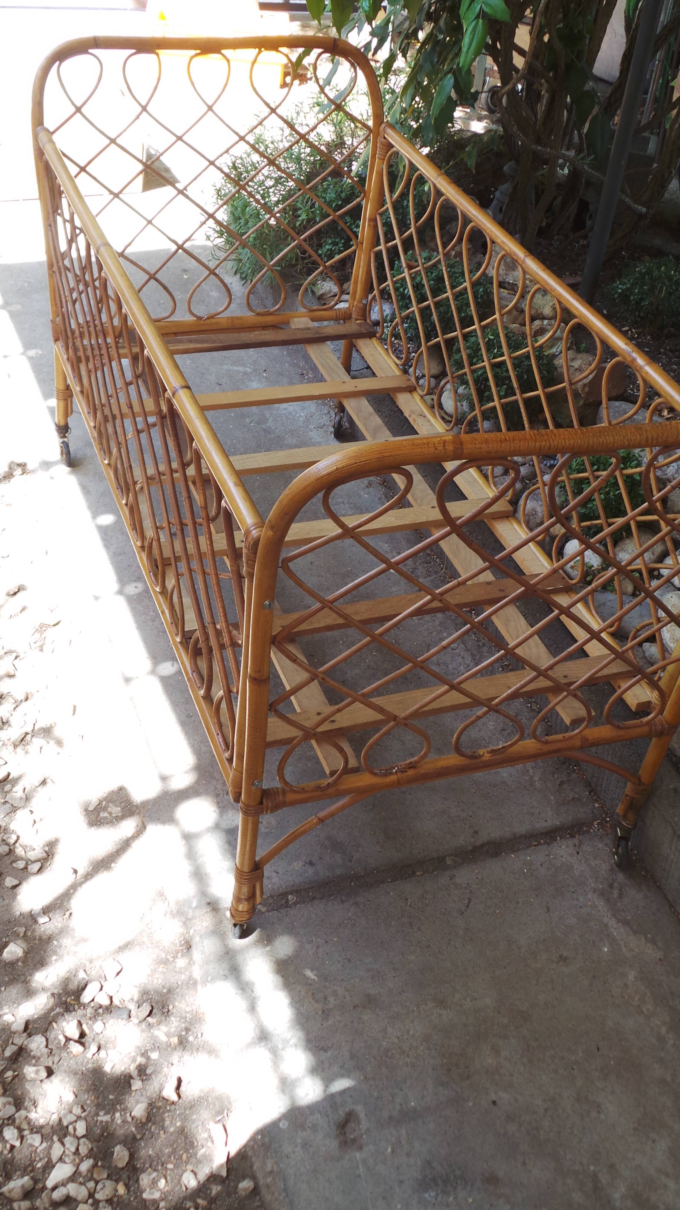 Lit de bébé en rotin années 50