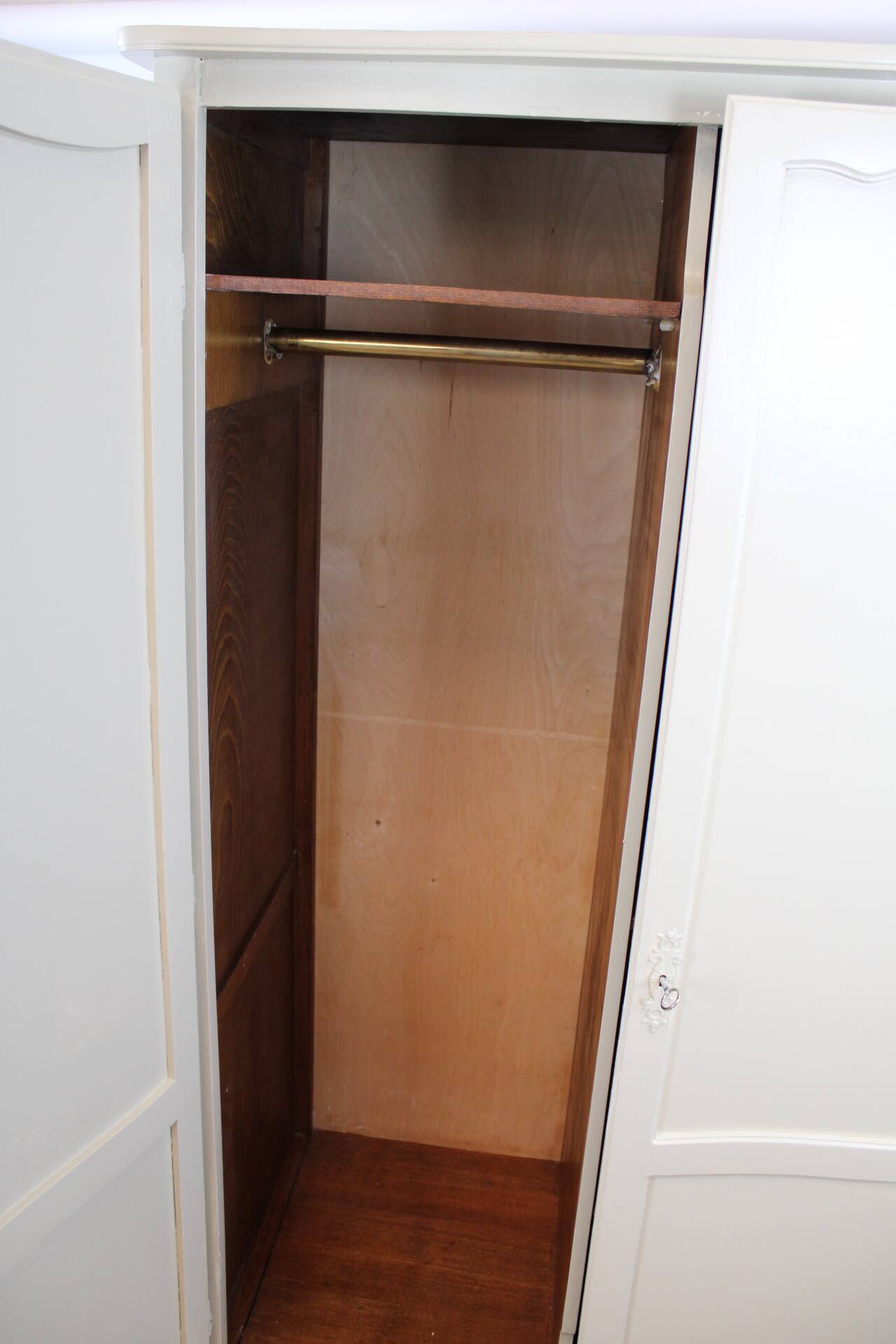 Armoire parisienne blanche avec penderie et étagères – France, années 1930