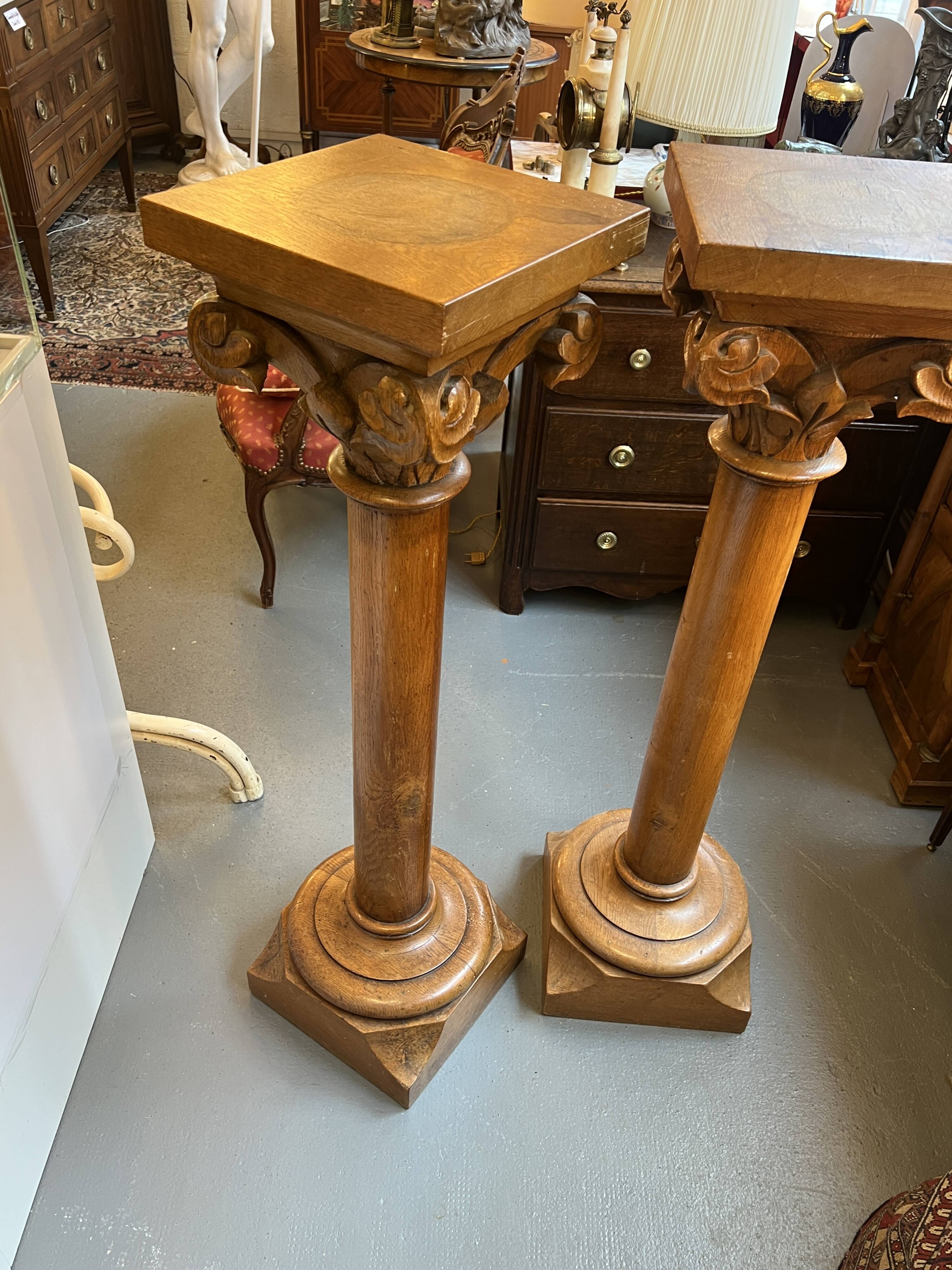Pair of columns in light oak carved from the late 19th century, good quality, capital