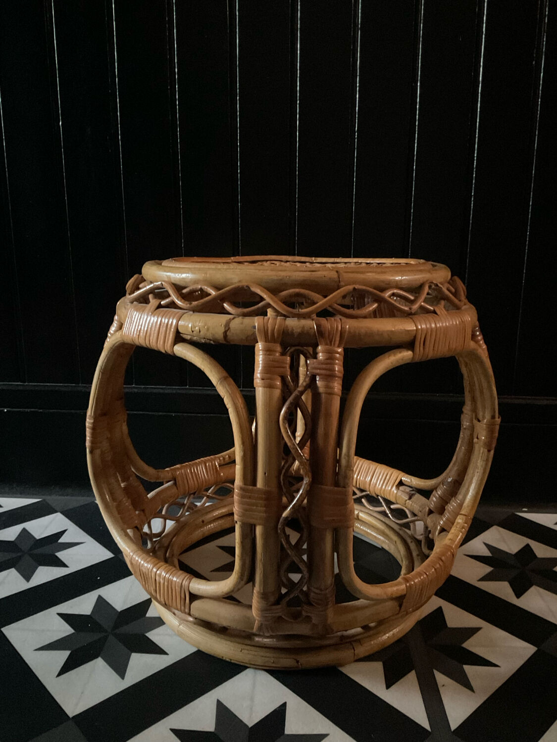 Vintage side table in rattan from the 60s-70s.