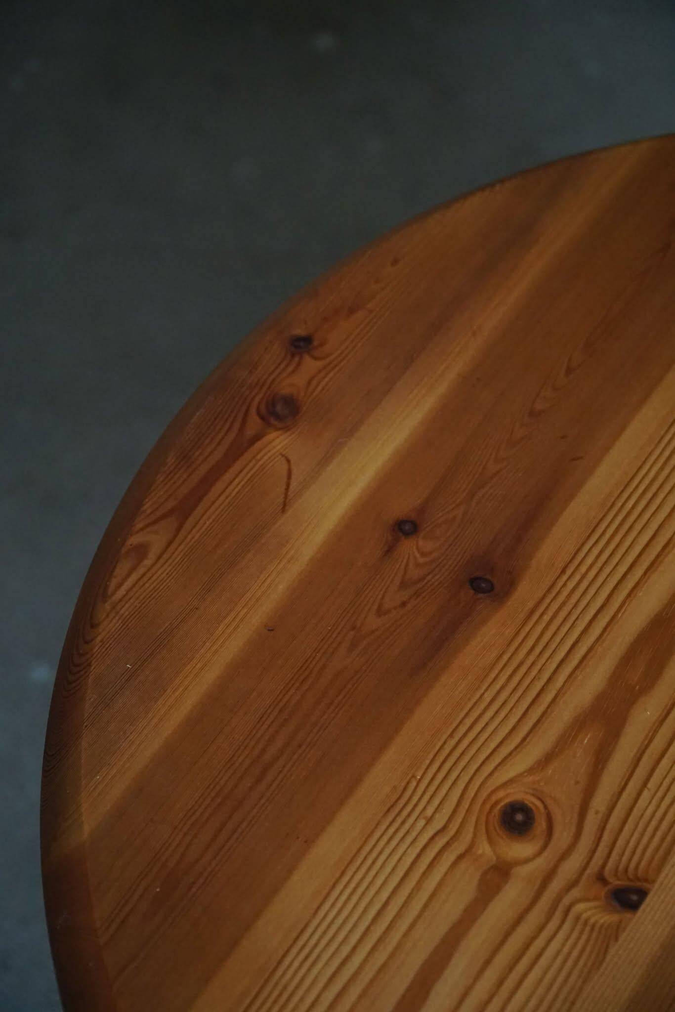 Modern round Danish coffee table in solid pine, Rainer Daumiller style, 1970s.