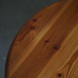 Modern round Danish coffee table in solid pine, Rainer Daumiller style, 1970s.