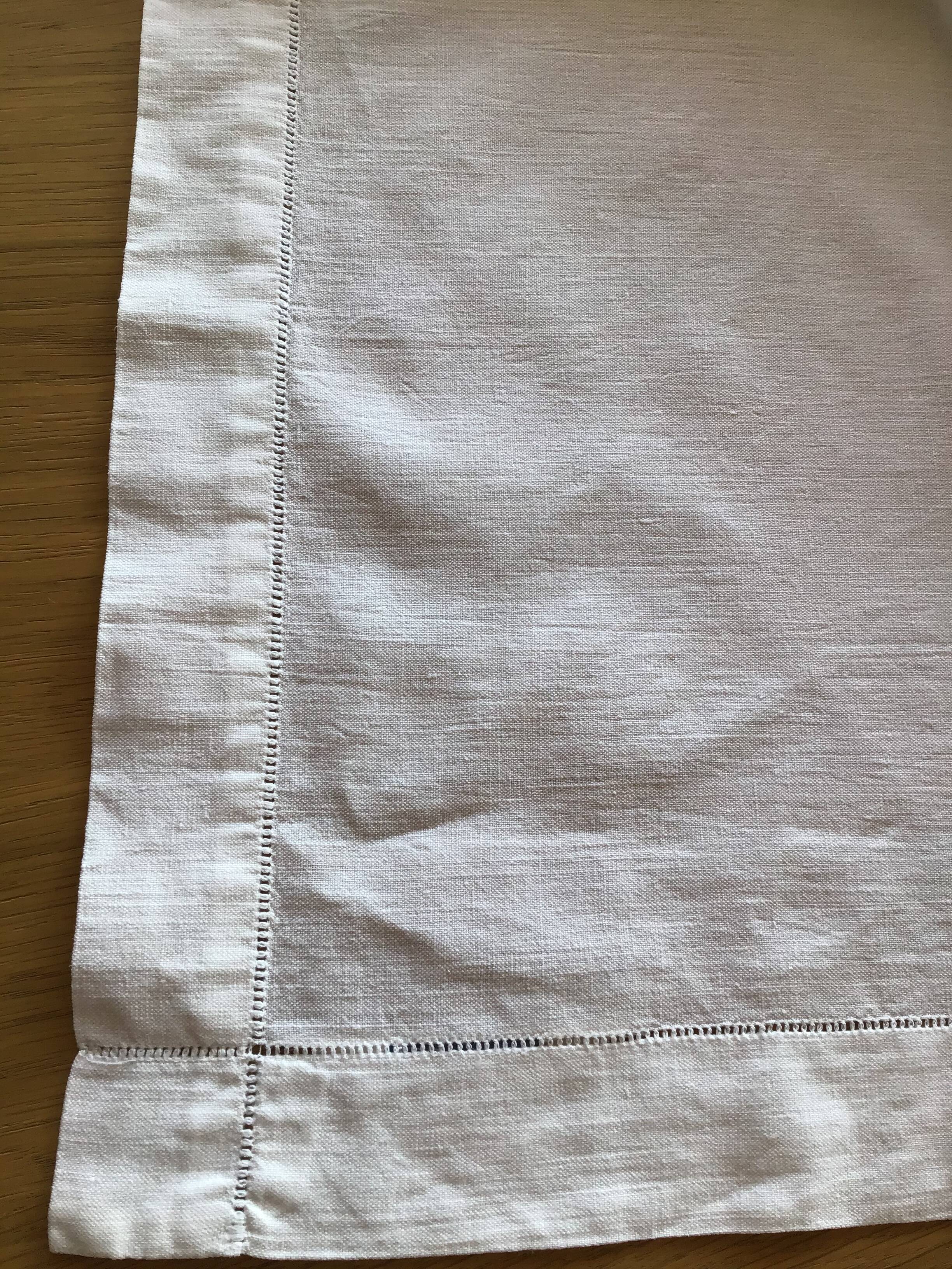 Nappe rect 165x230cm embroidered polka dots in the center.