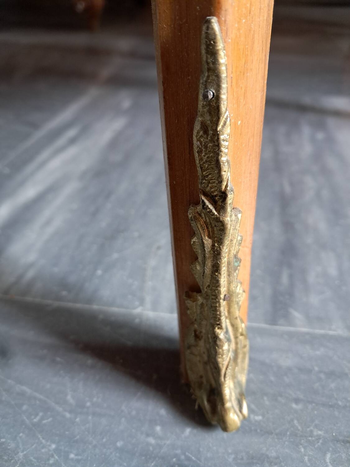 Small coffee table in marquetry.