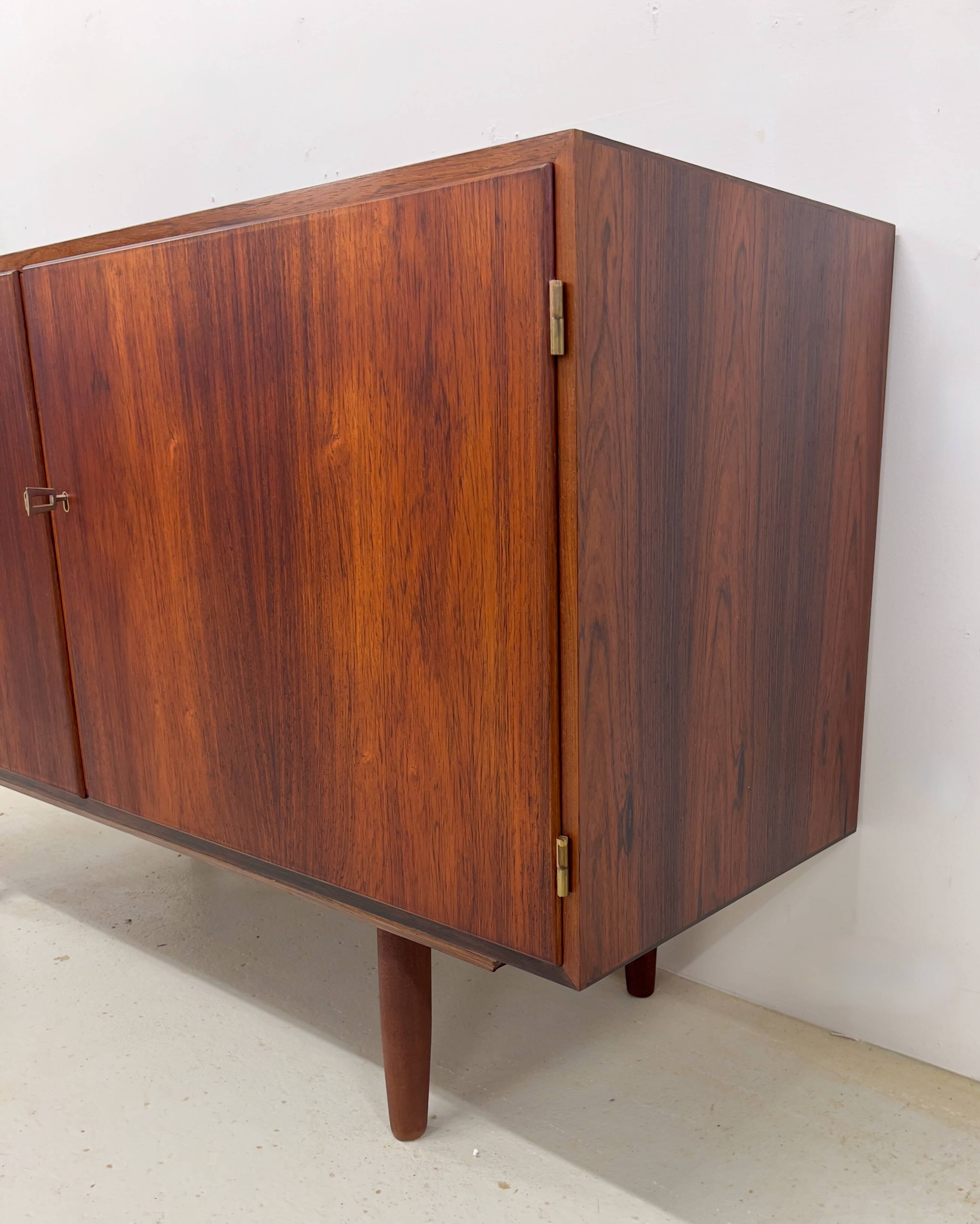 Buffet en palissandre par Gunni Omann, Danemark, années 1960.