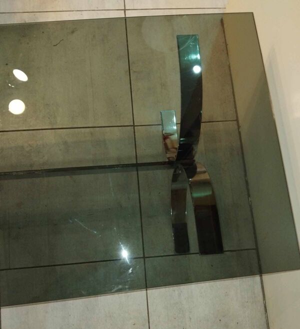 Table basse en métal chromé et verre fumé 1970