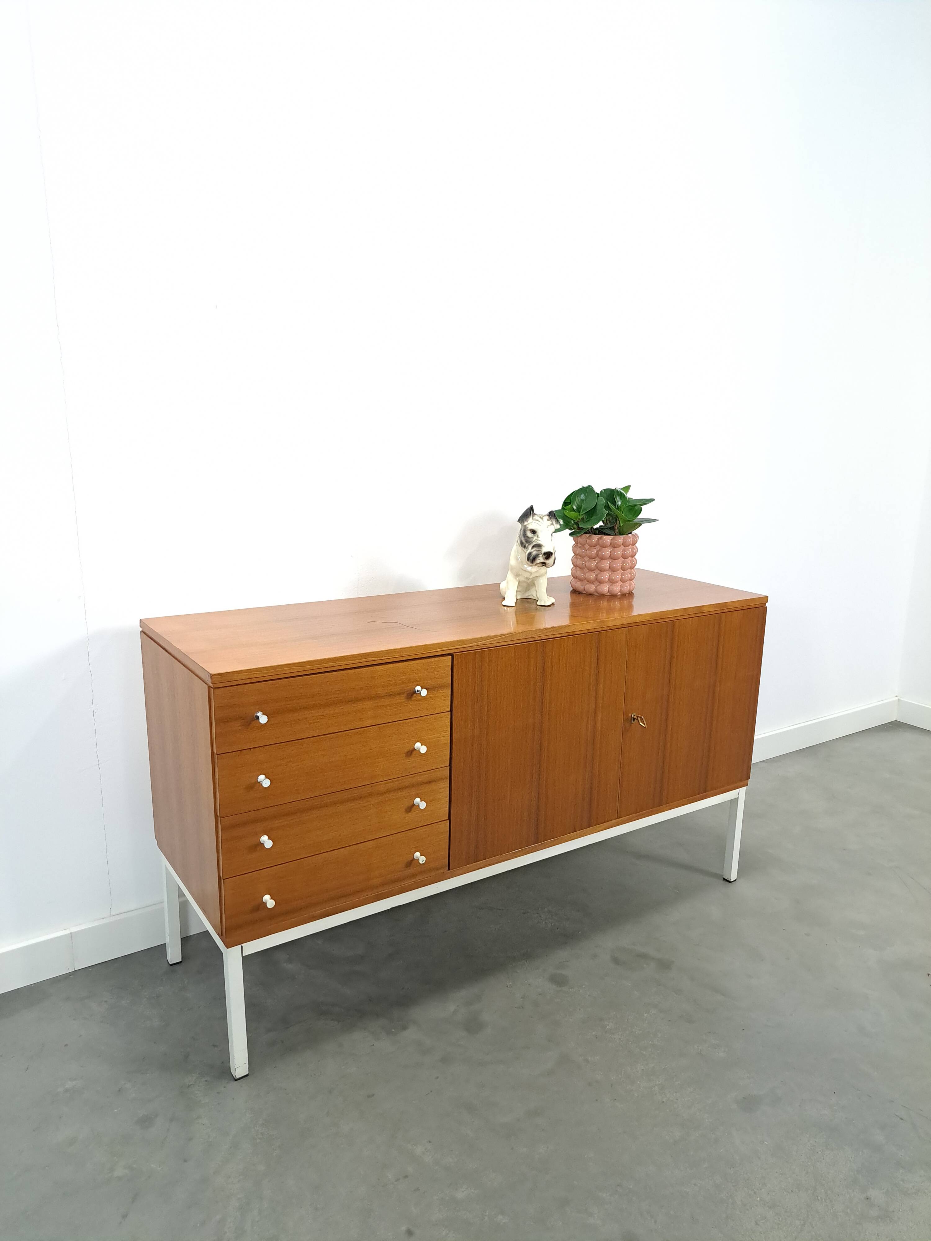 Fineer dressoir uit Zweden met wit stalen poten