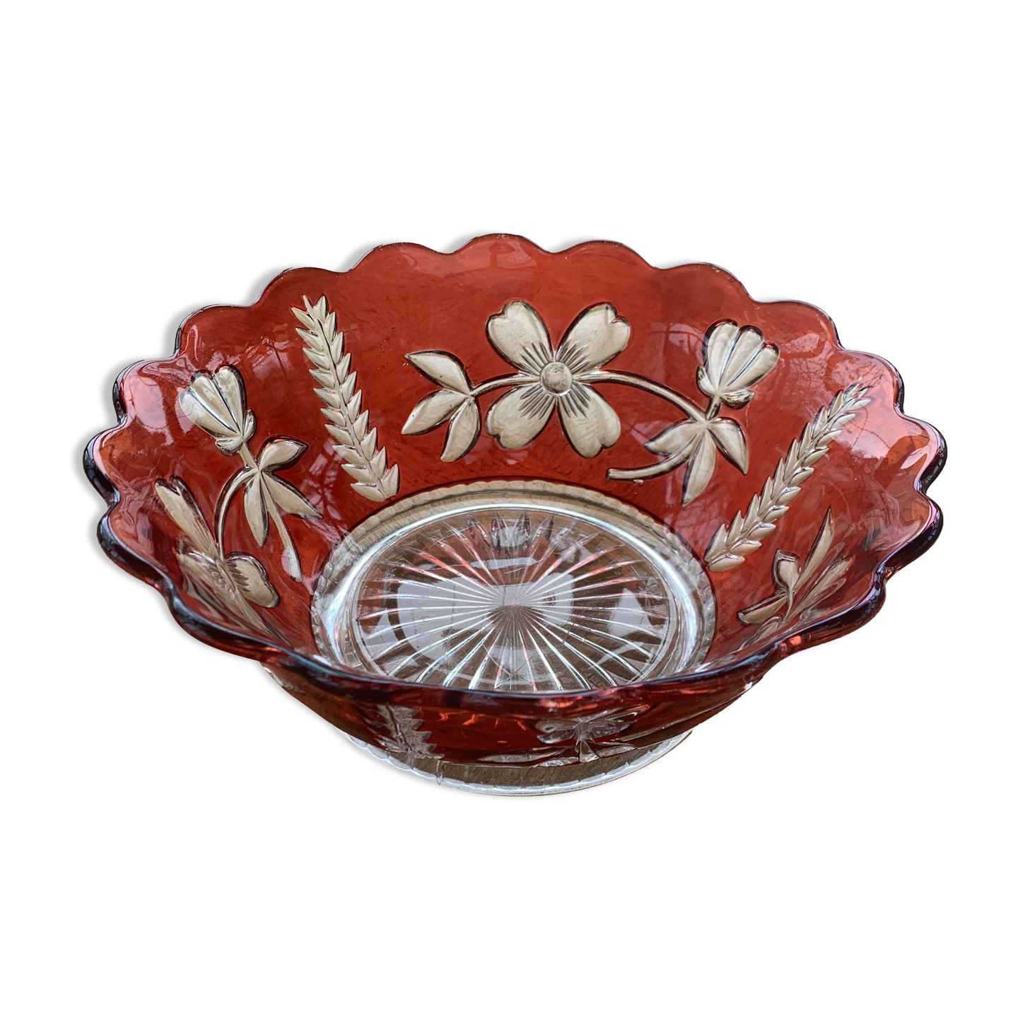 Red and transparent glass bowl with floral motifs and vintage wheat cobs