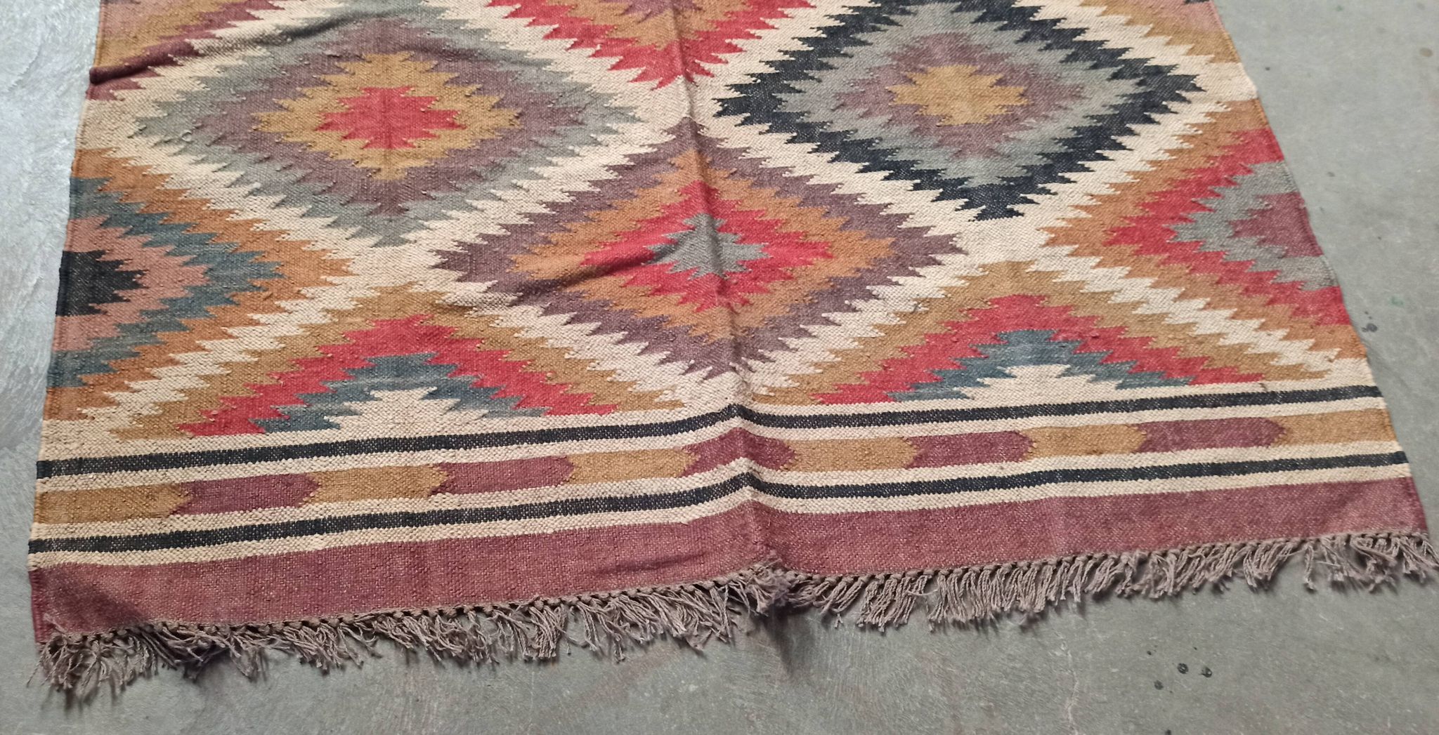 Tapis kilim en toile de jute et coton. 155cm x 270cm