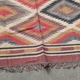 Tapis kilim en toile de jute et coton. 155cm x 270cm