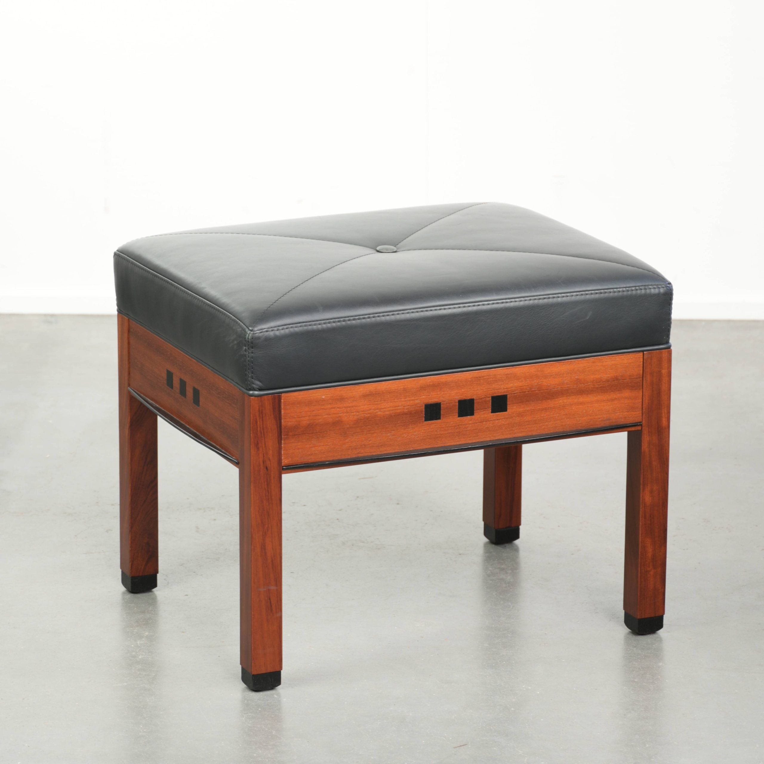 Ottoman en cuir noir au design Art Déco