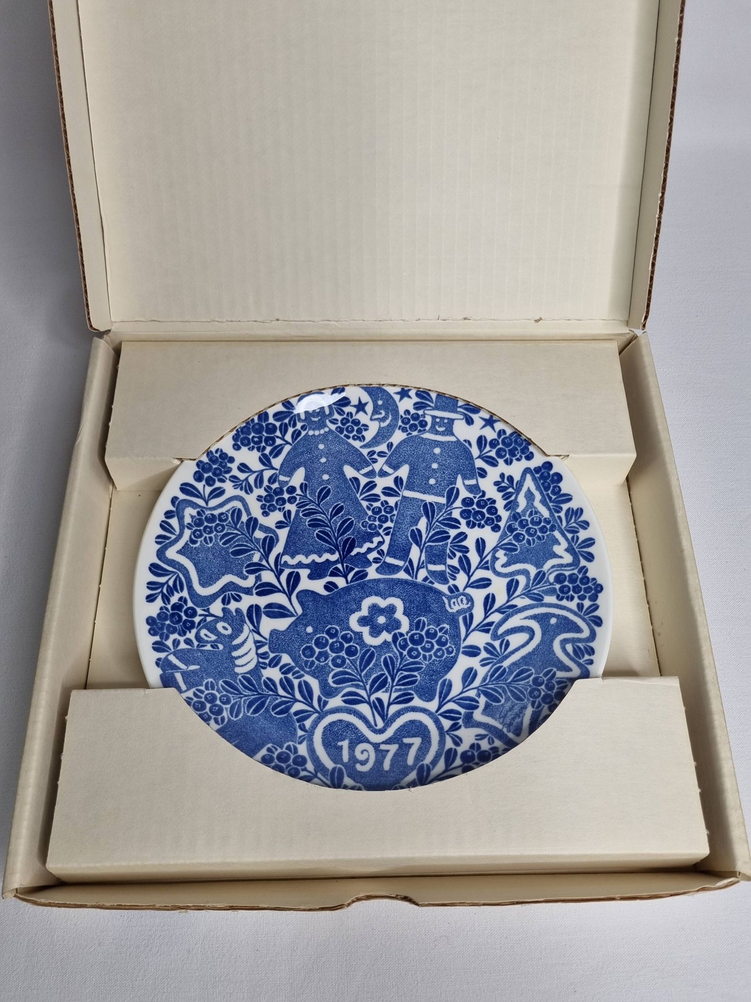 Gustavsberg Christmas plate "Jultallrik 7" 1977, design by Sven Jonson, limited edition, 20 cm