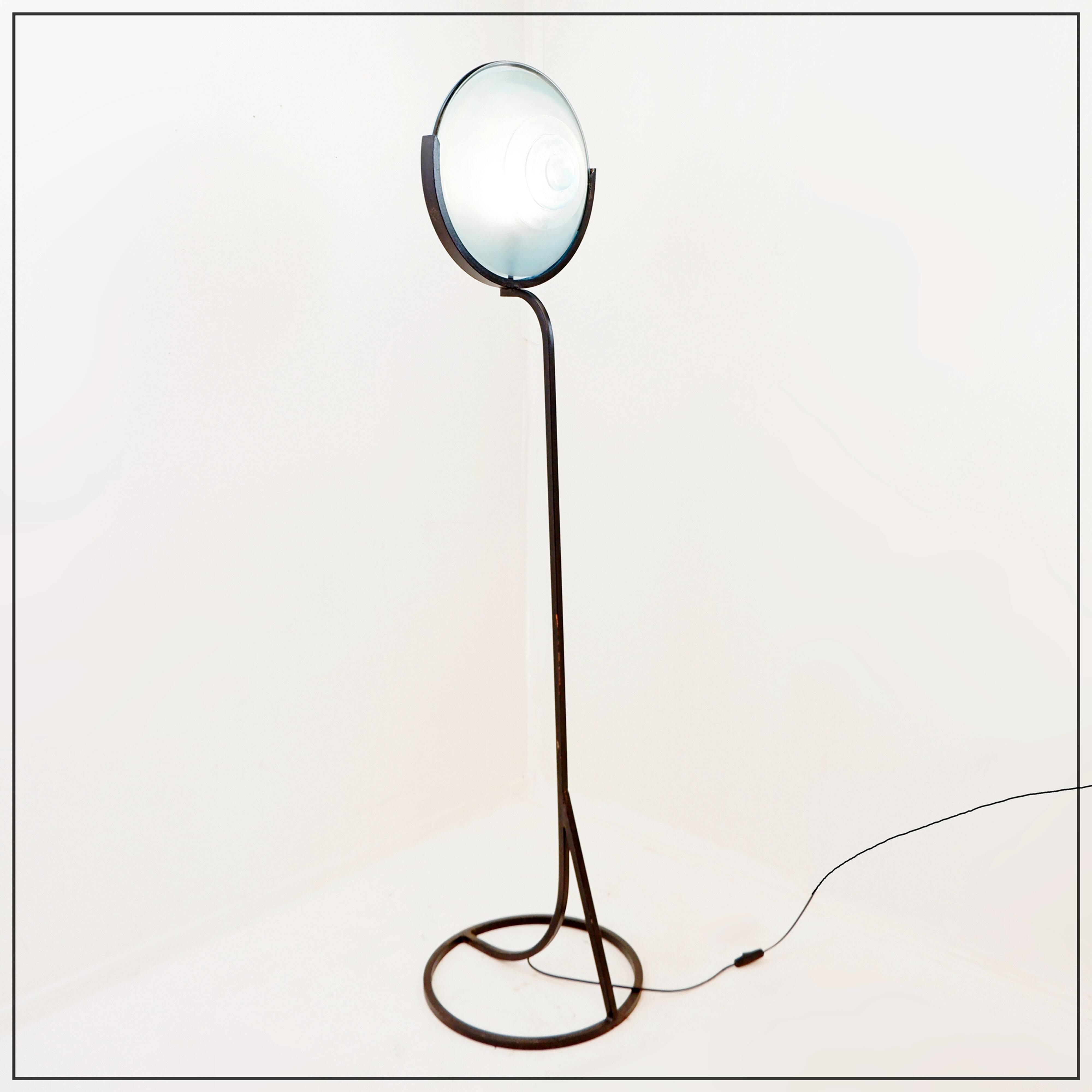 Floor lamp in metal and sandblasted glass disc