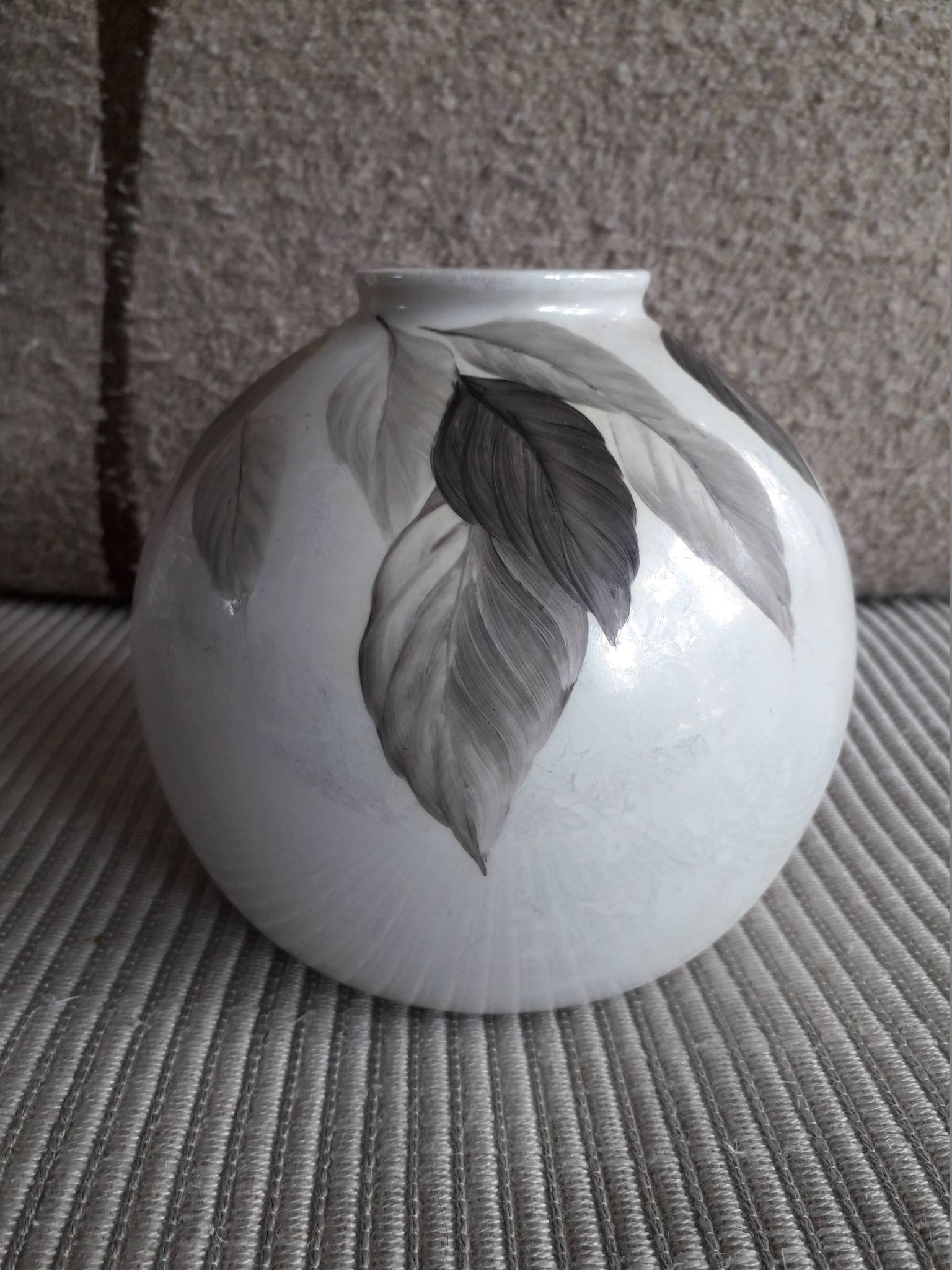 Vase vintage signé au décor végétal