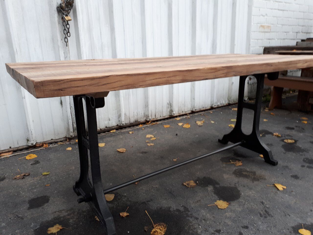 Table design industriel avec superbe piétement en fonte estampillé Singer