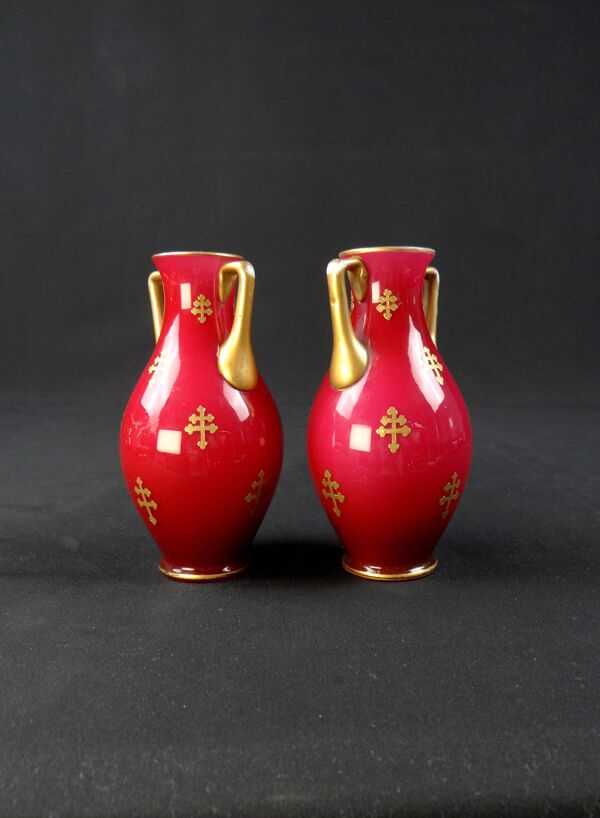 Paire de vases balustre en cristal de Baccarat à décor en croix de Lorraine