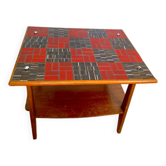 Table rouge et noire vintage en céramique et en bois. Années 50